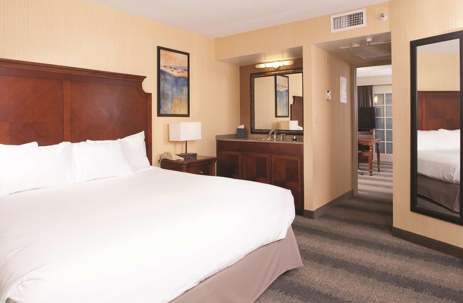 Embassy Suites by Hilton Minneapolis Bloomington Edina gallery photo in Bloomington, MN — image 31