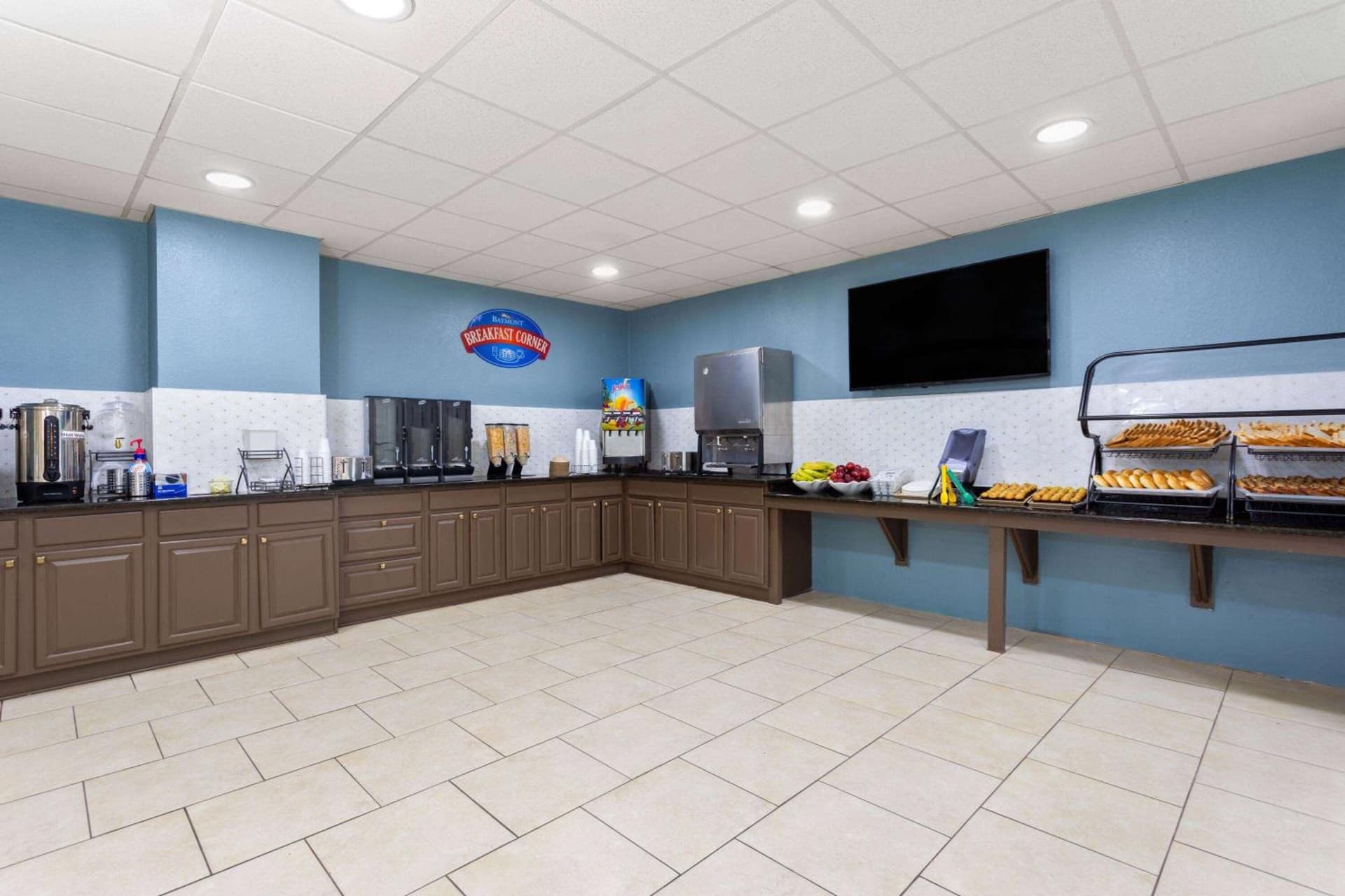 Baymont by Wyndham Orlando-International Dr-Universal Blvd interior in Orlando, FL — gallery photo 2