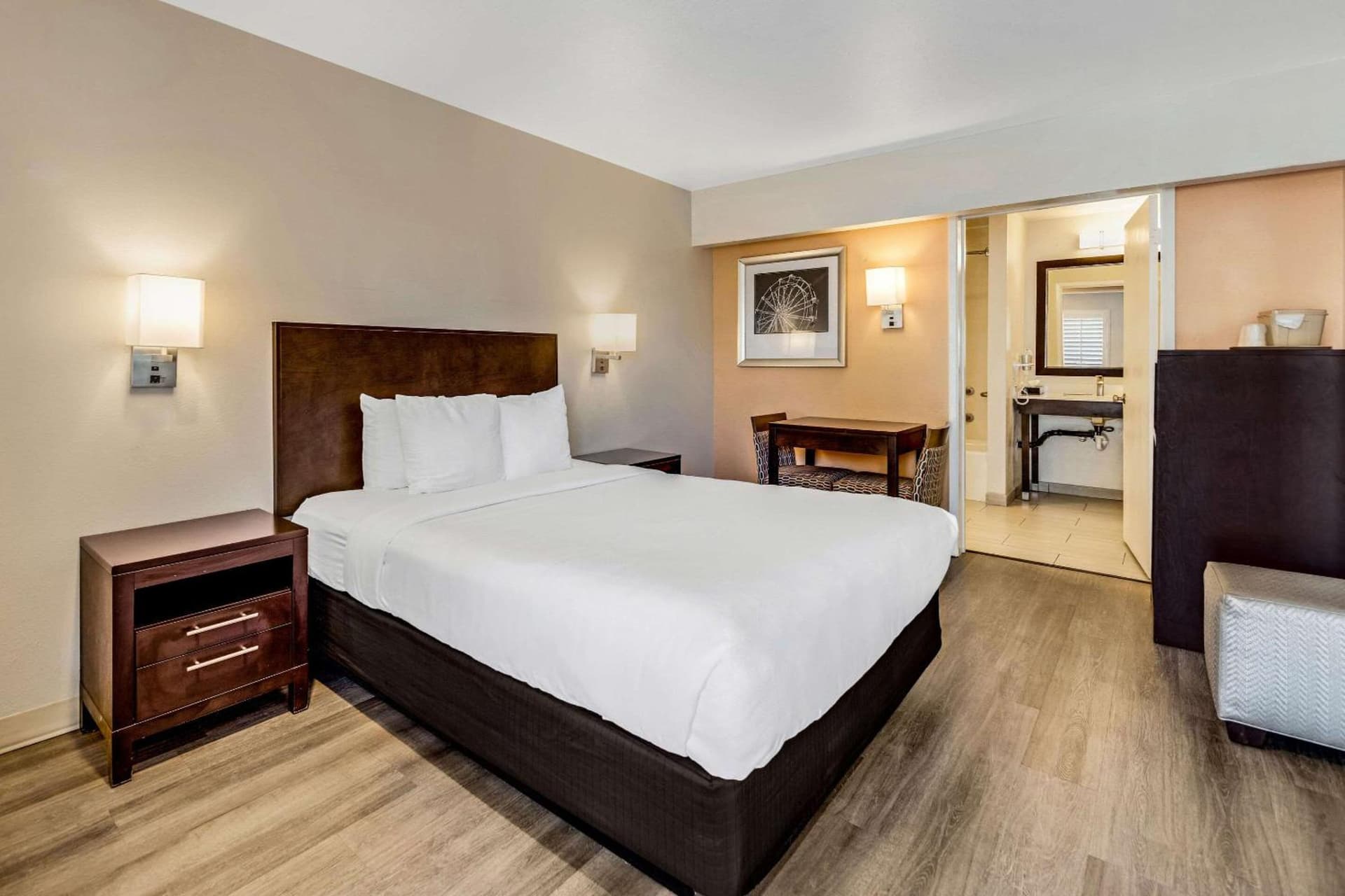 Comfort Inn Beach Boardwalk gallery photo in Santa Cruz, CA — image 9