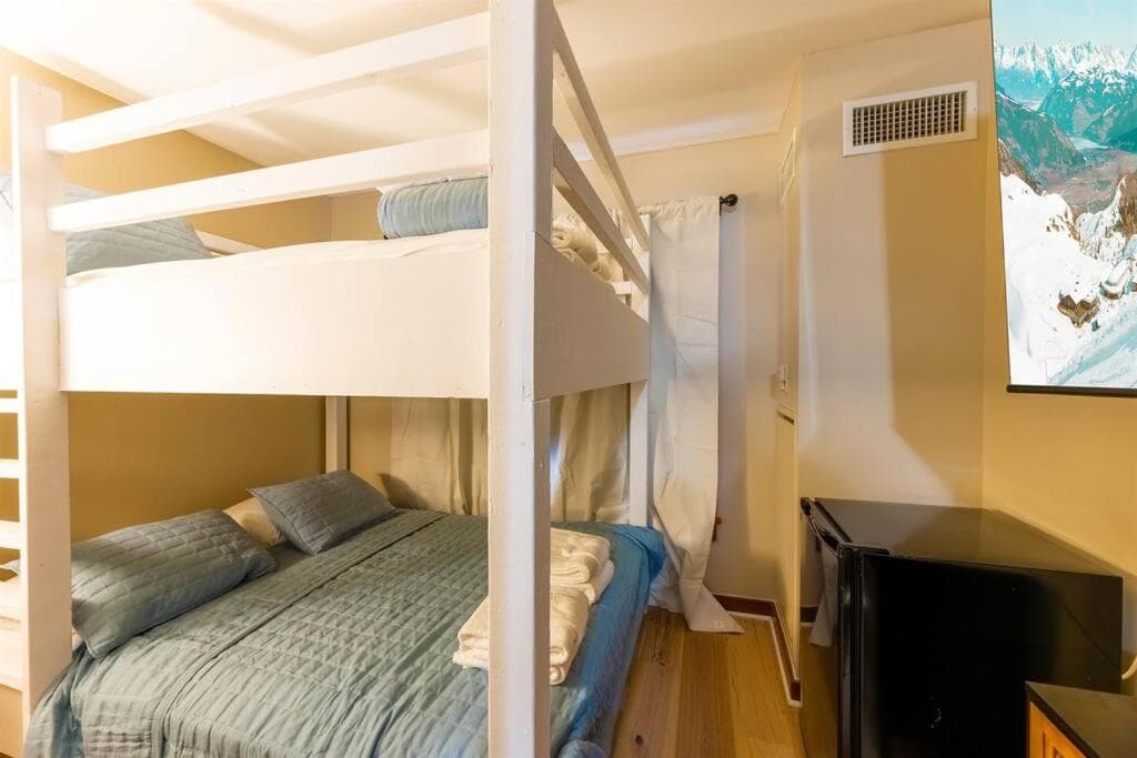 Snowshoe Resort 2BR Ski-InOut Condo, Hot Tub interior in Snowshoe — gallery photo 2