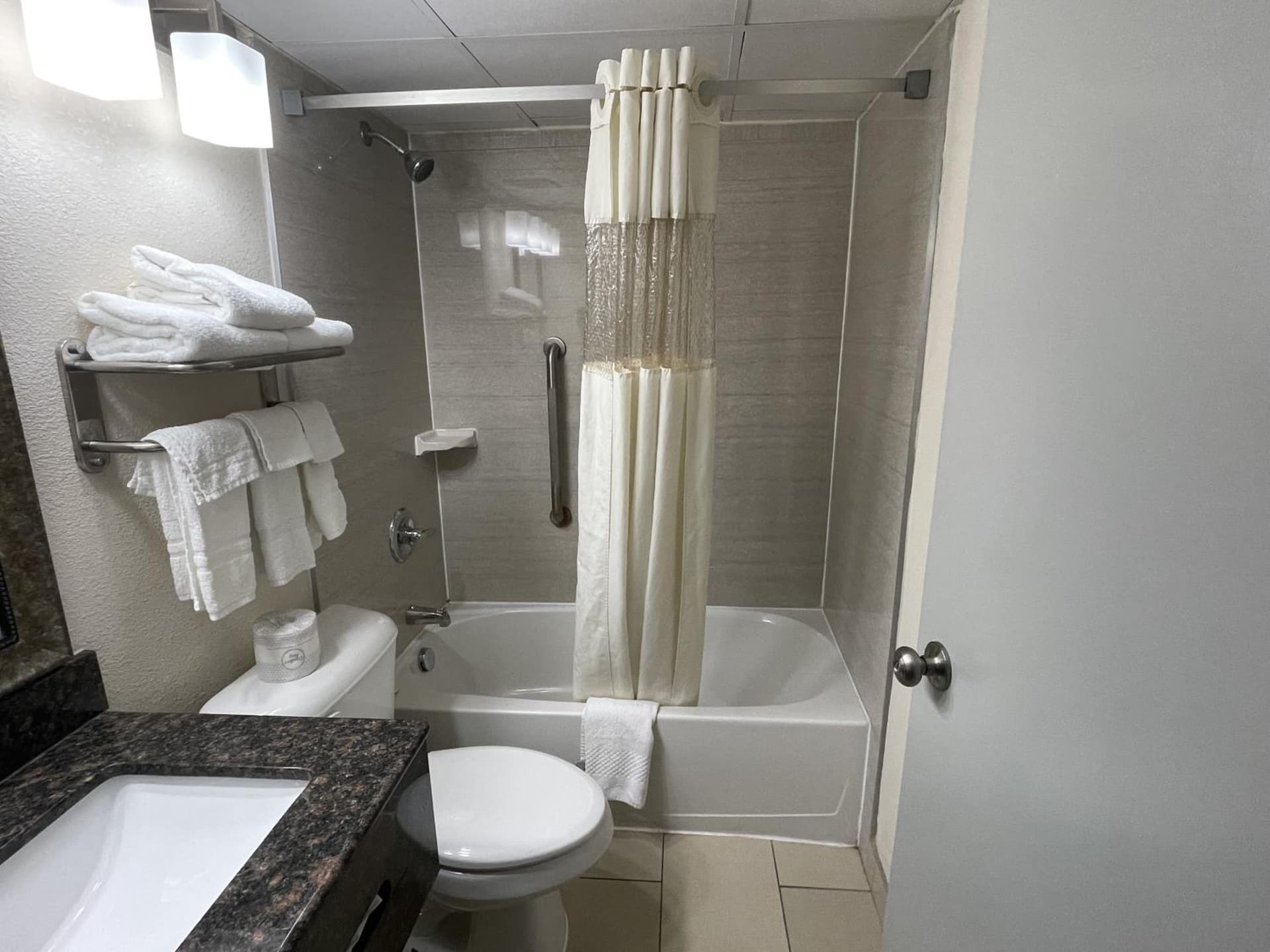 Quality Inn & Suites Cincinnati Downtown Area gallery photo in Cincinnati, OH — image 26