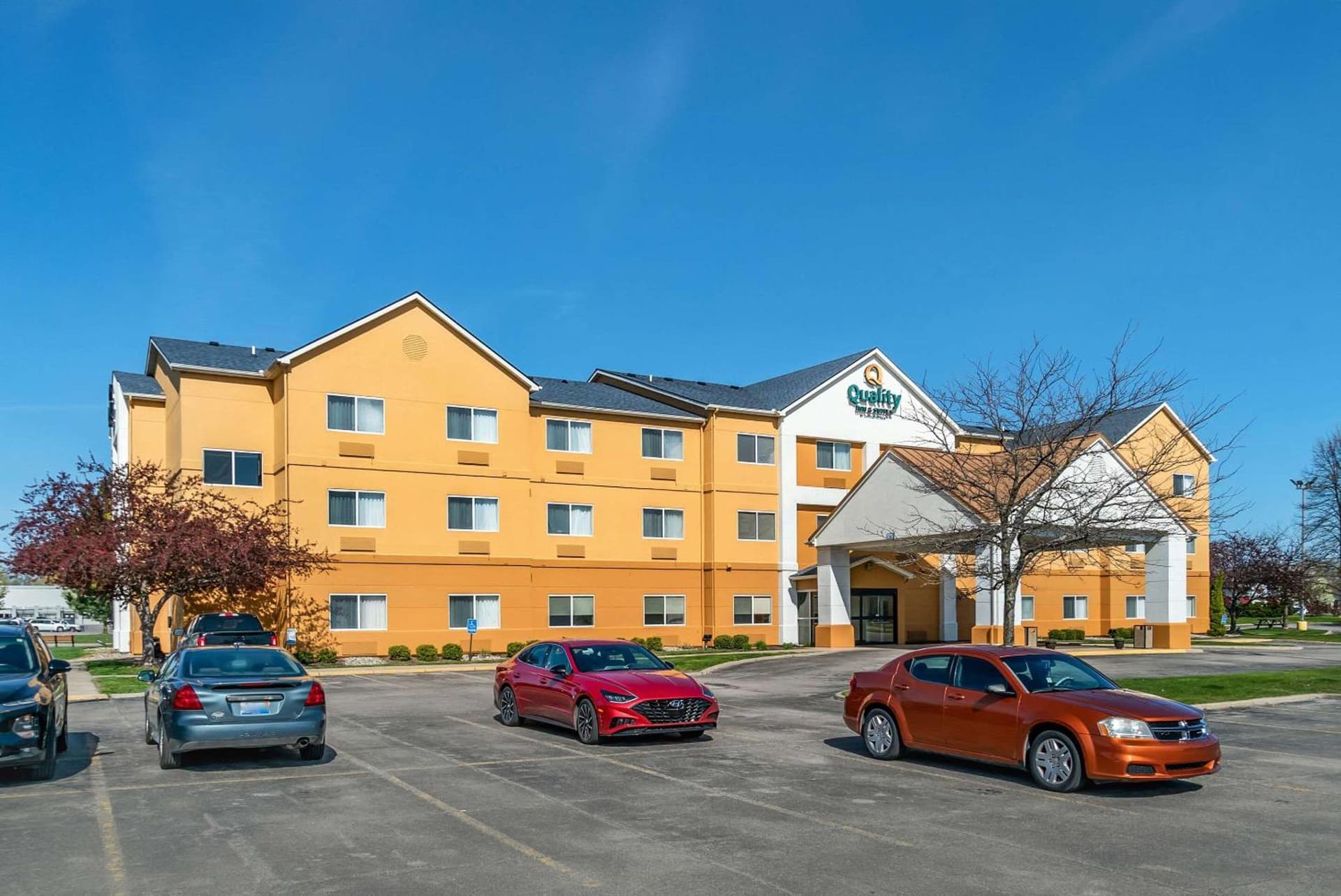 Quality Inn & Suites interior in Bay City, MI — gallery photo 2