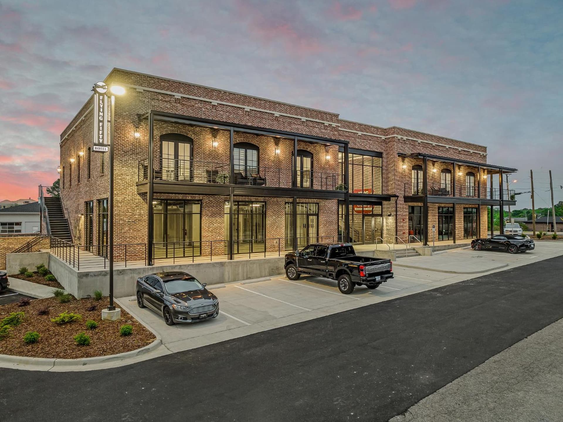 The Flying Fifty Hotel, a Luxury Boutique Hotel — hotel in Cullman, Alabama