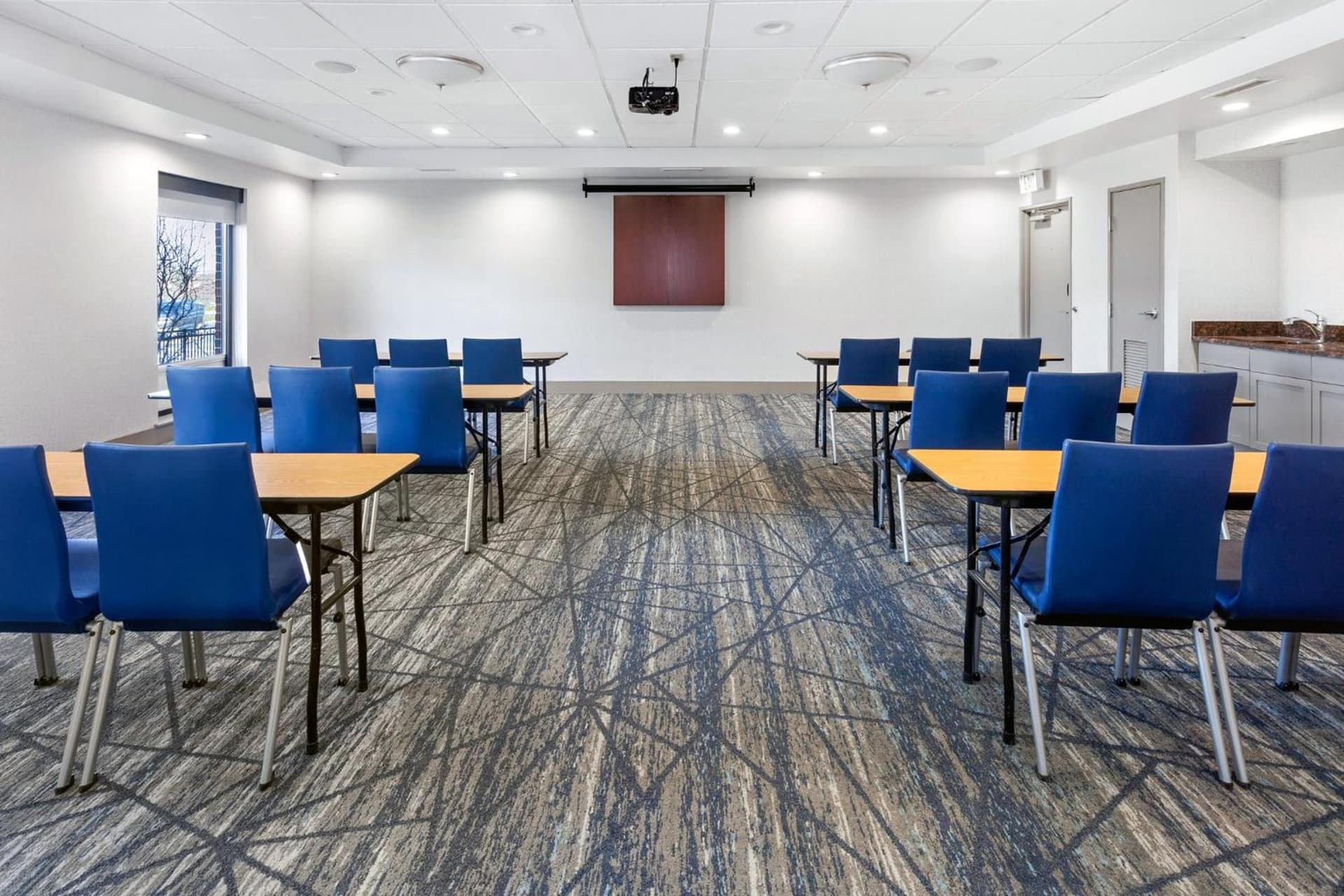 Holiday Inn Express Hotel & Suites Chicago-Algonquin by IHG gallery photo in Algonquin, IL — image 45