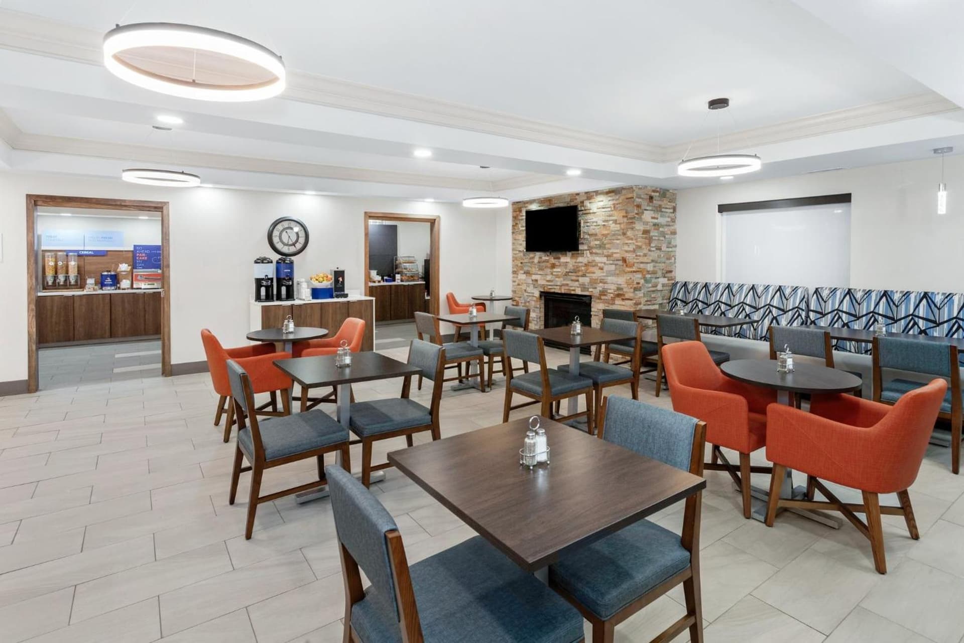 Holiday Inn Express Hotel & Suites Chicago-Algonquin by IHG gallery photo in Algonquin, IL — image 31