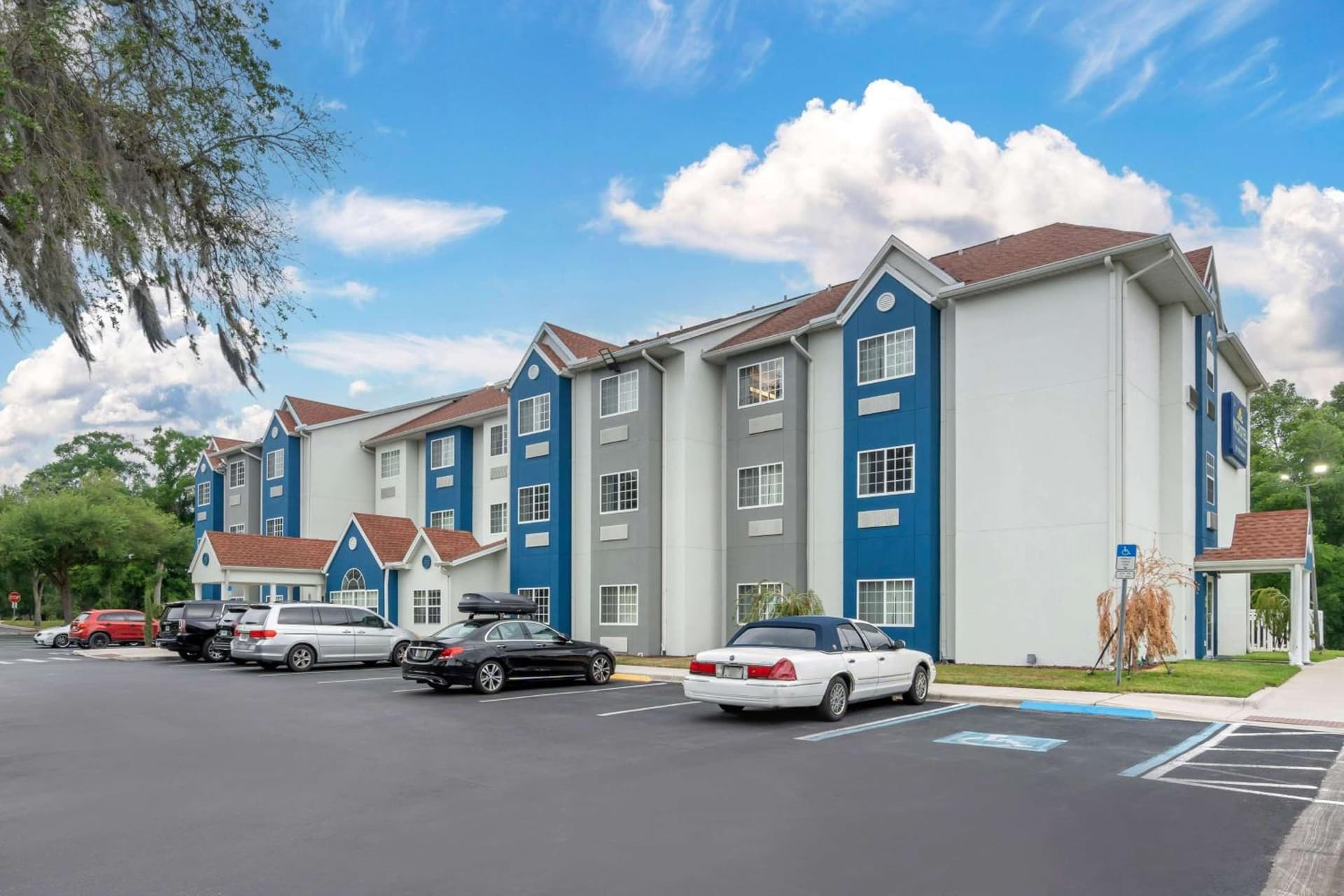 Microtel Inn & Suites by Wyndham Brooksville interior in Ridge Manor, FL — gallery photo 2