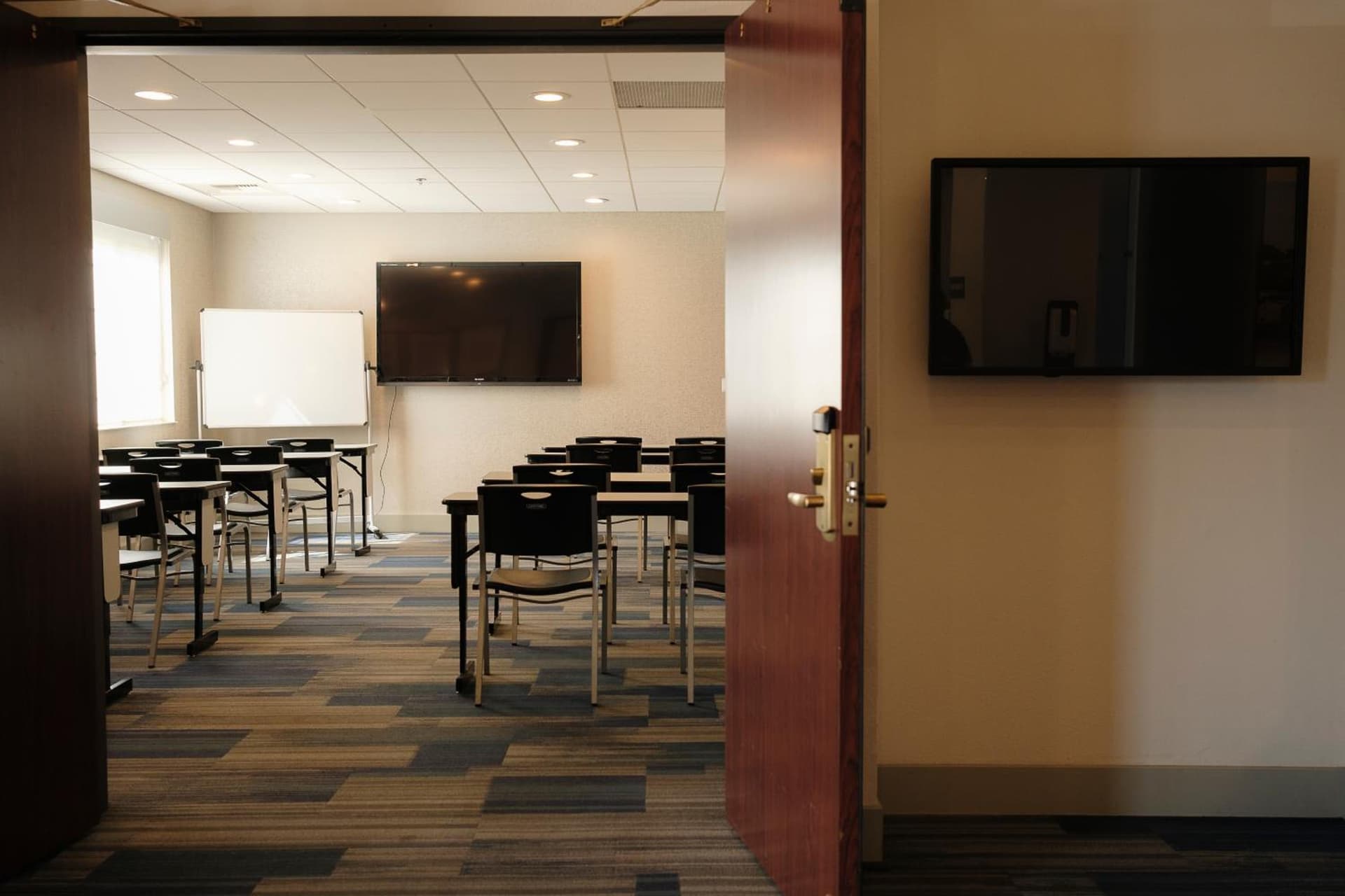 Holiday Inn Express Davis-University Area by IHG interior in Davis, CA — gallery photo 2