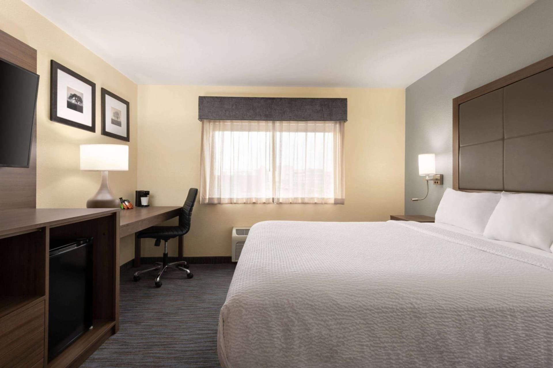 Best Western Plus Paper Valley Hotel interior in Appleton, WI — gallery photo 2