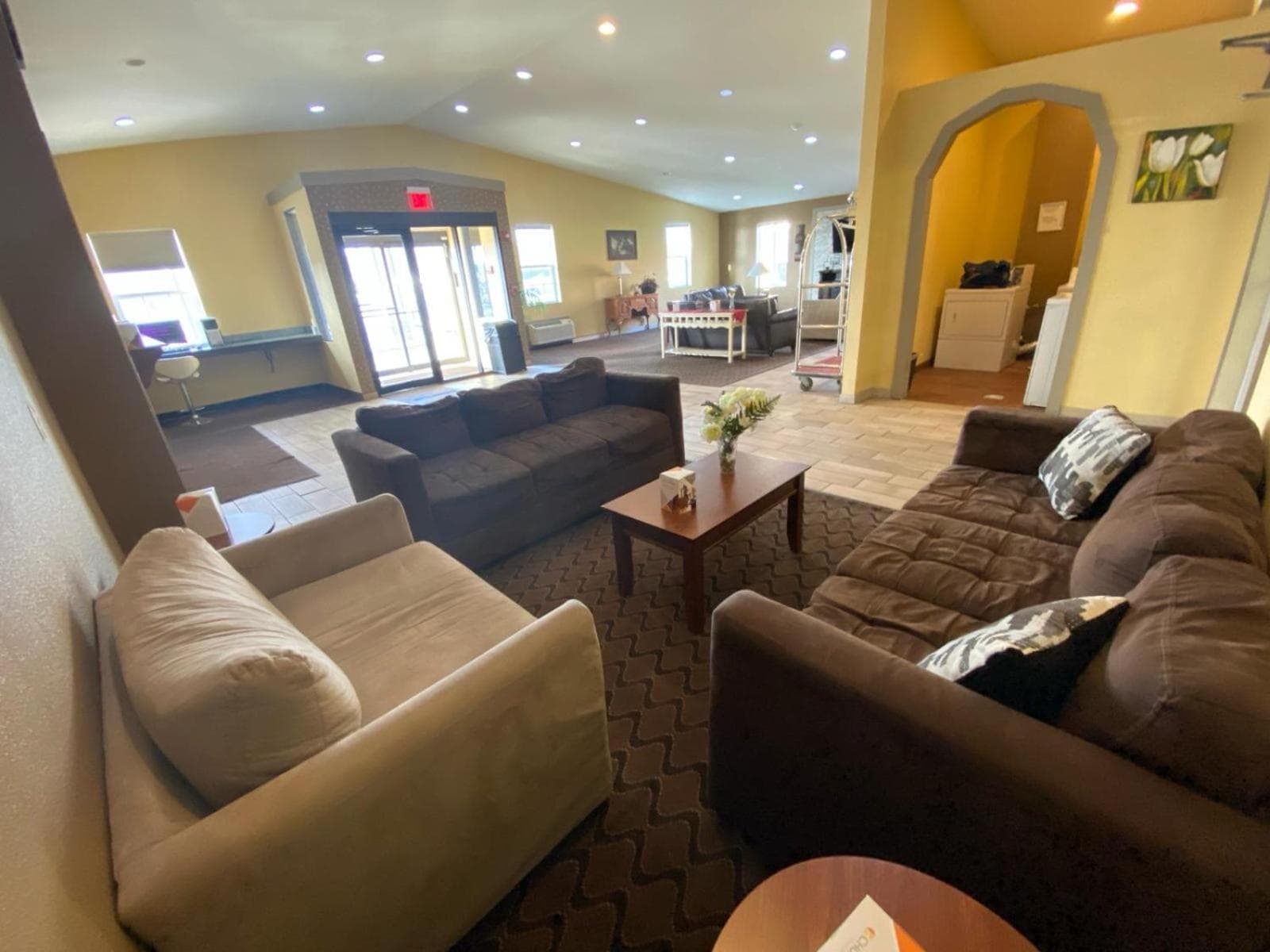 Super 8 by Wyndham Fort Wayne interior in Fort Wayne, IN — gallery photo 2