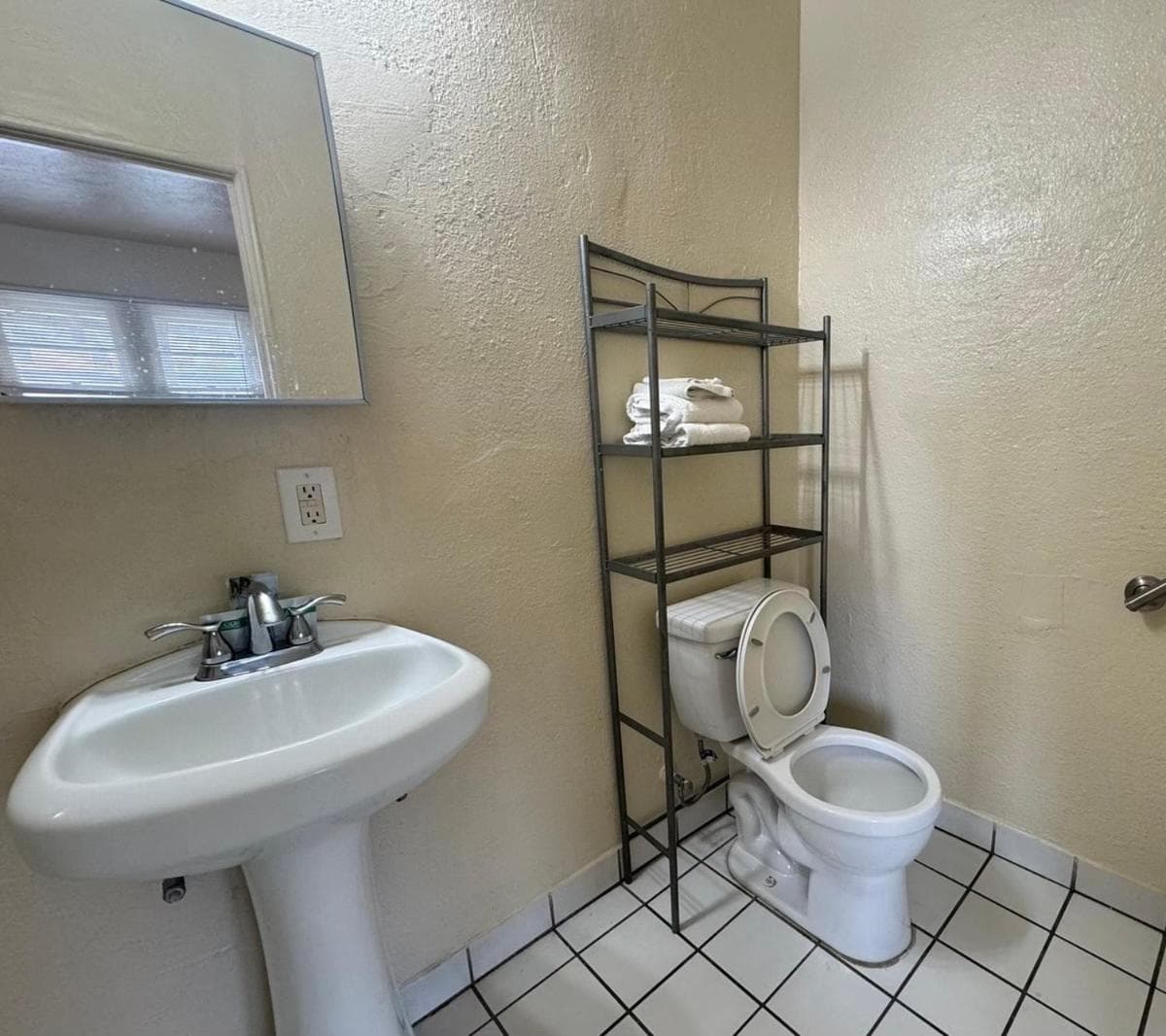 The Oaks Motel property views in Gilroy, CA — gallery photo 3