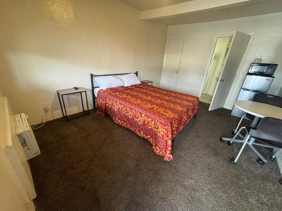 The Oaks Motel property views in Gilroy, CA — gallery photo 3