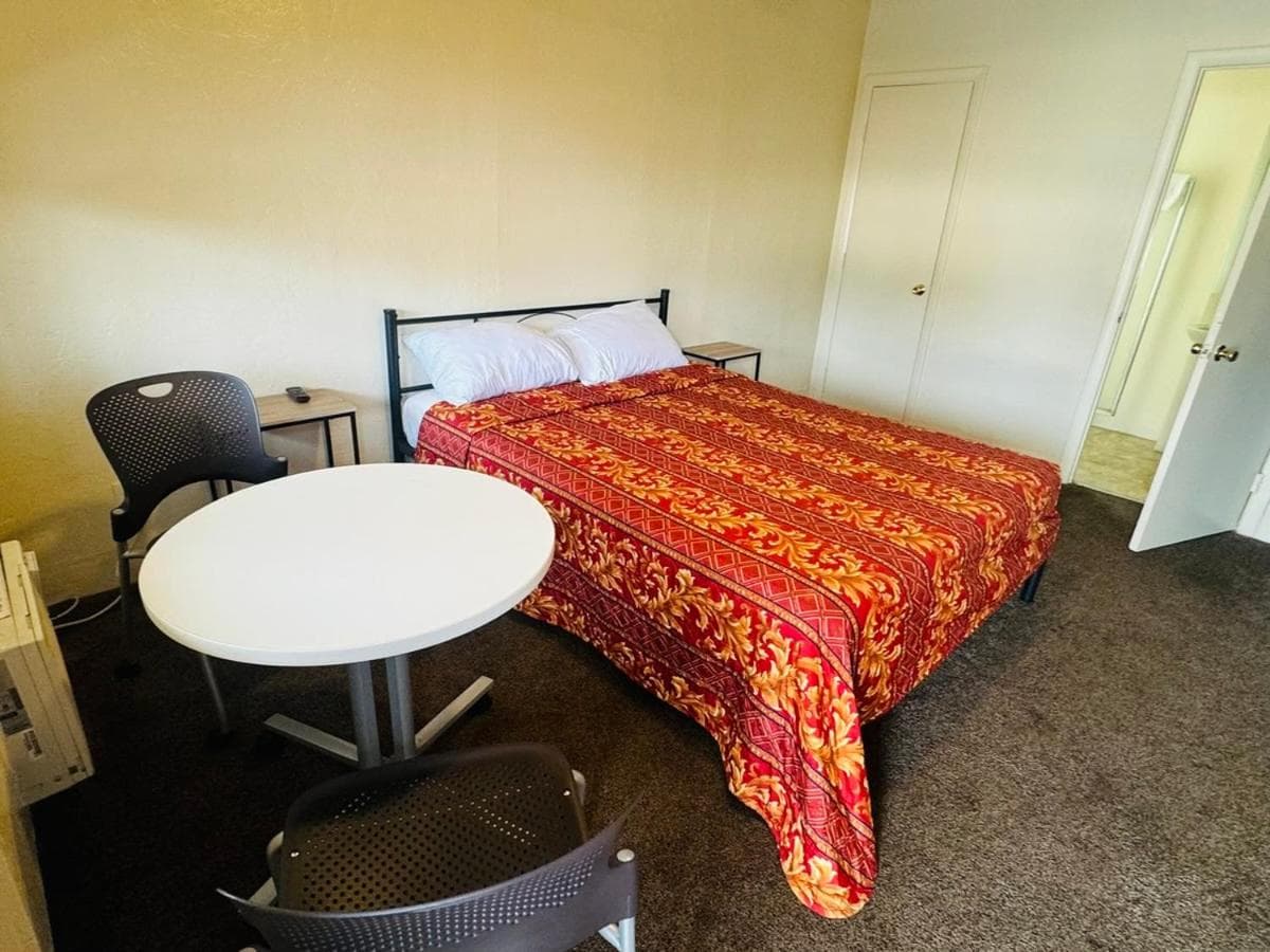 The Oaks Motel interior in Gilroy, CA — gallery photo 2
