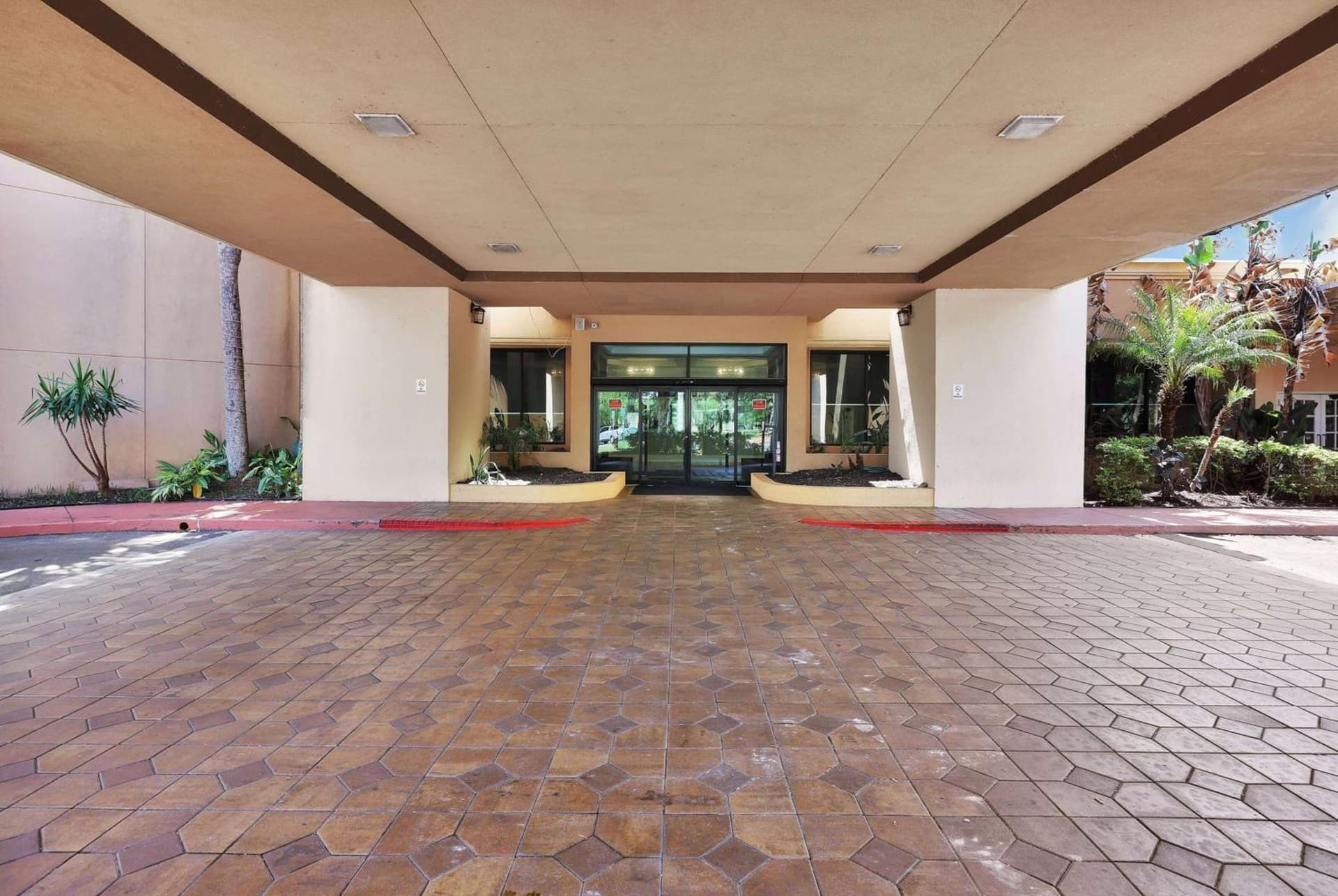Ramada by Wyndham Jacksonville I-95 by Butler Blvd gallery photo in Jacksonville, FL — image 99