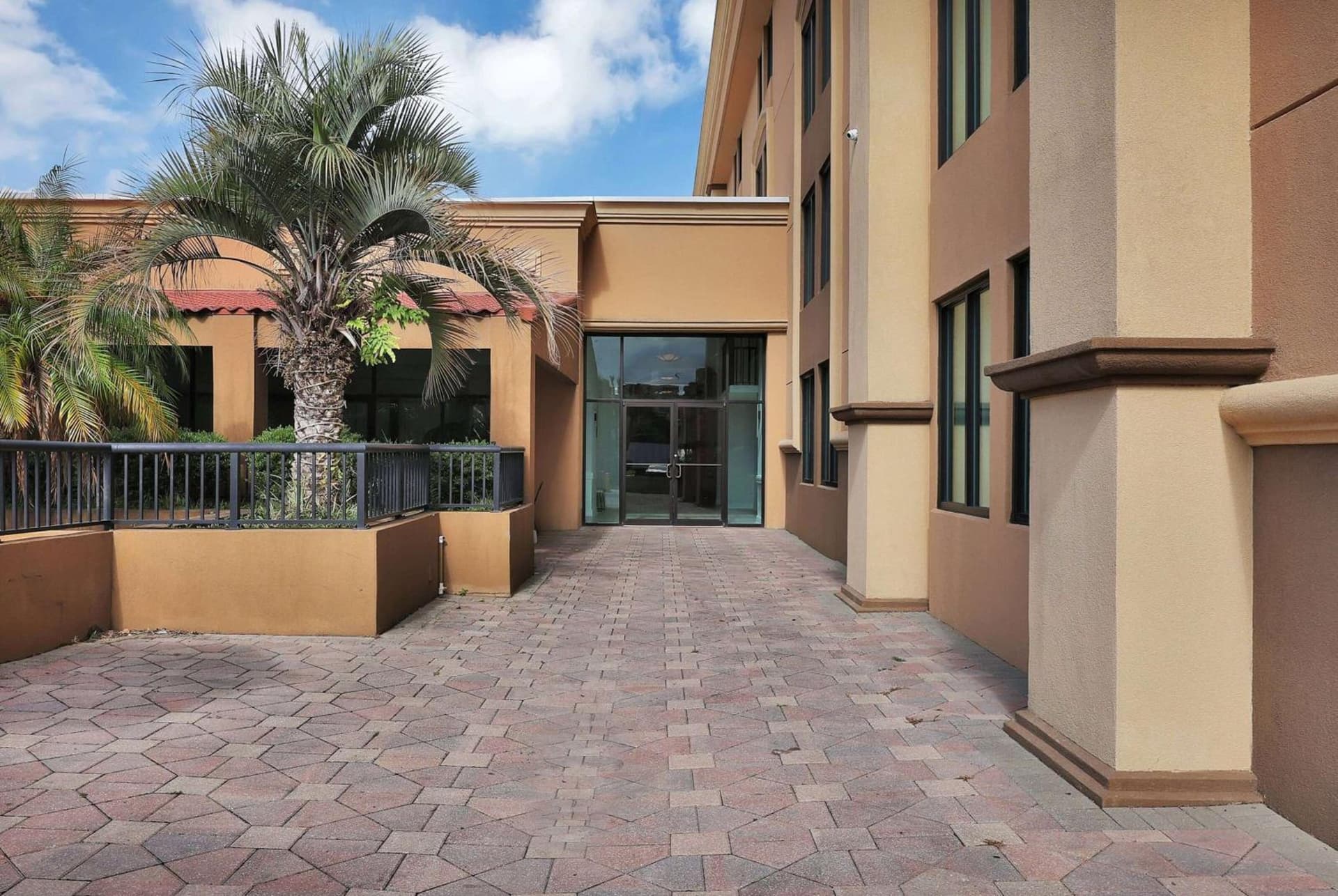 Ramada by Wyndham Jacksonville I-95 by Butler Blvd gallery photo in Jacksonville, FL — image 36