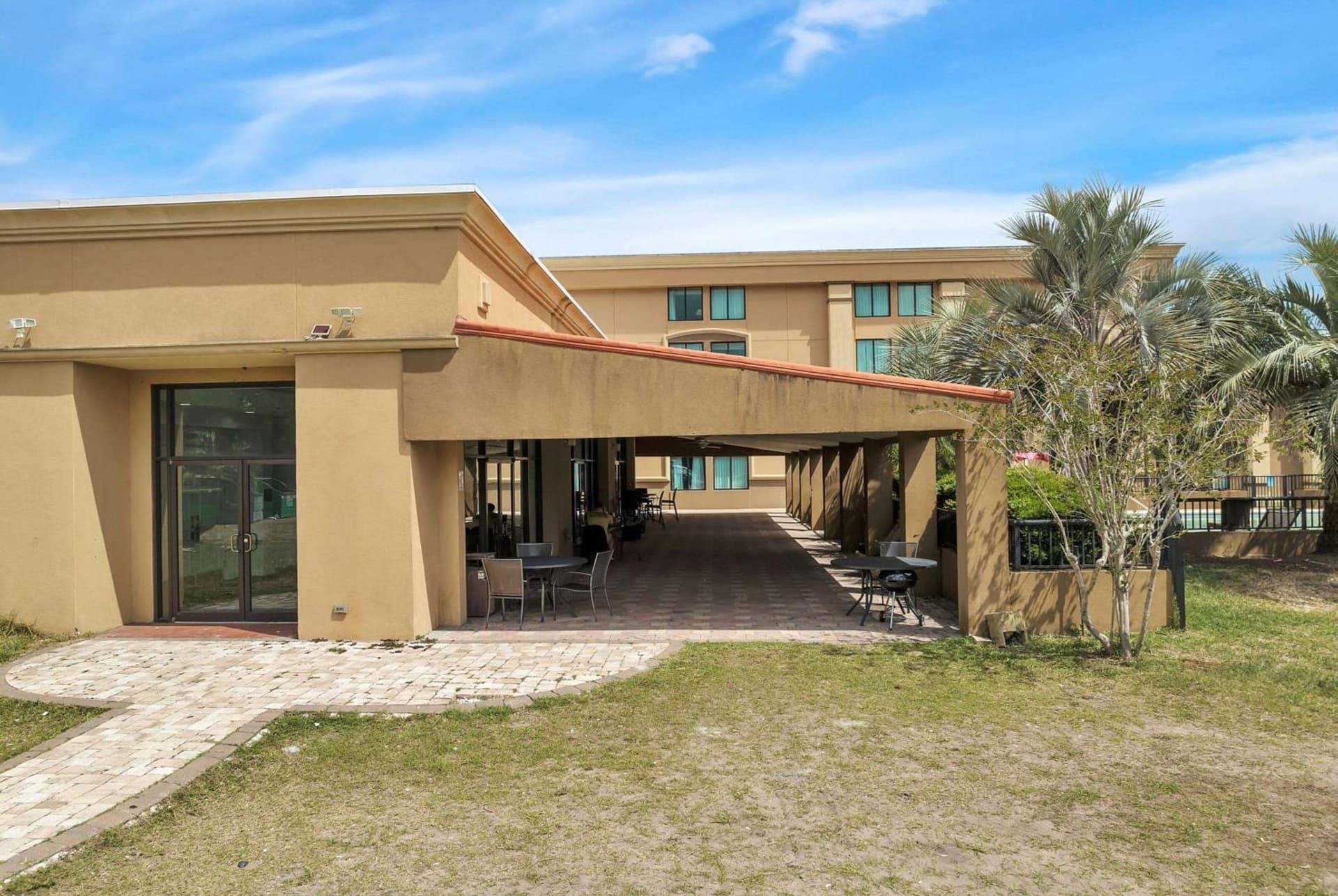 Ramada by Wyndham Jacksonville I-95 by Butler Blvd gallery photo in Jacksonville, FL — image 77