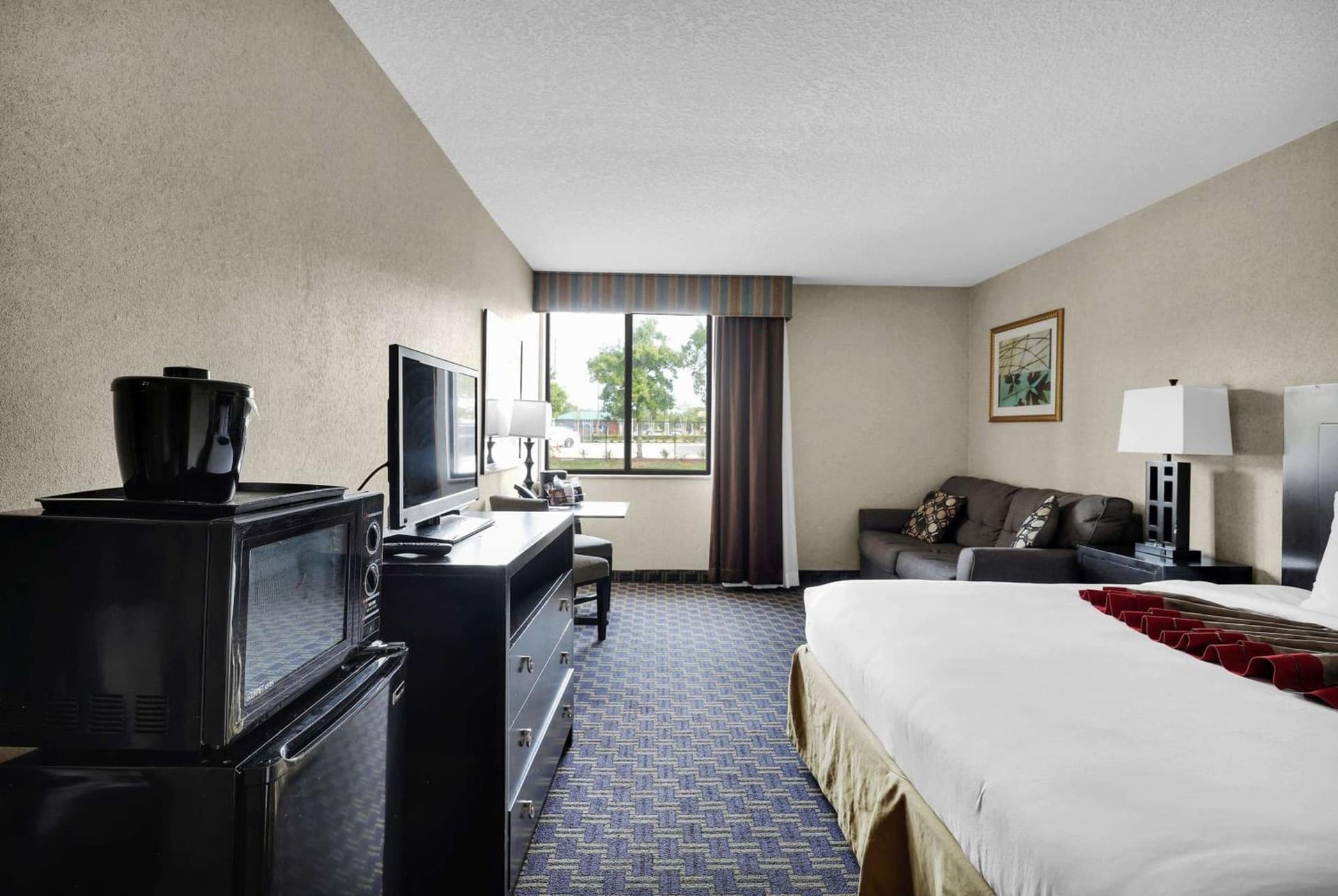 Ramada by Wyndham Jacksonville I-95 by Butler Blvd gallery photo in Jacksonville, FL — image 121