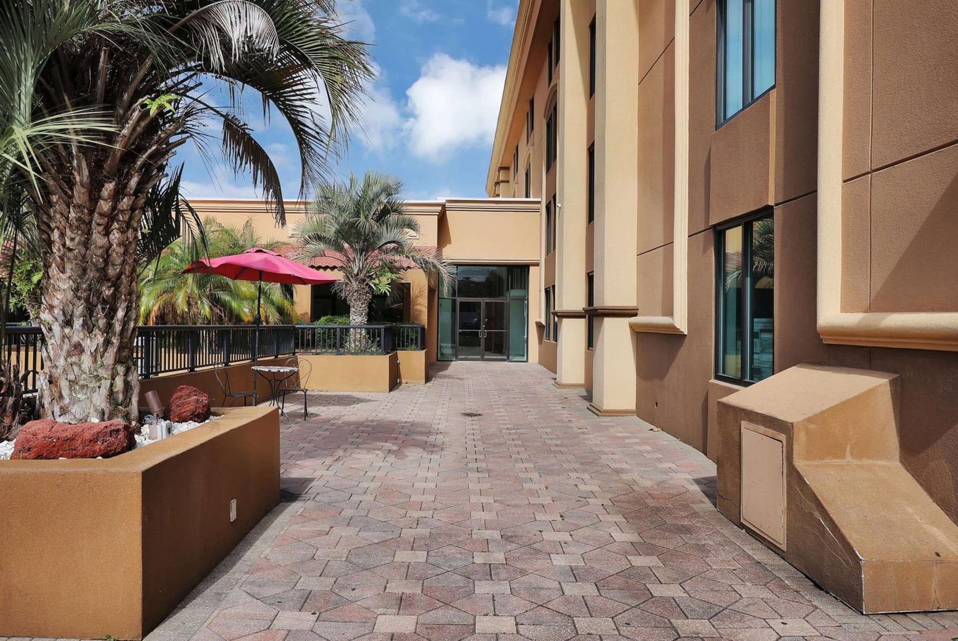 Ramada by Wyndham Jacksonville I-95 by Butler Blvd gallery photo in Jacksonville, FL — image 92