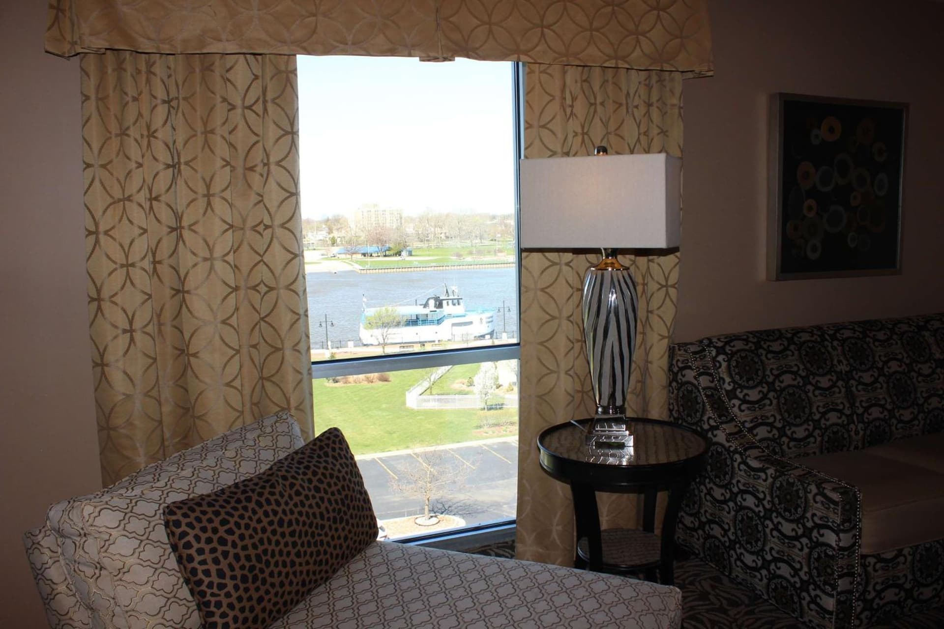 DoubleTree by Hilton Bay City - Riverfront gallery photo in Bay City, MI — image 9