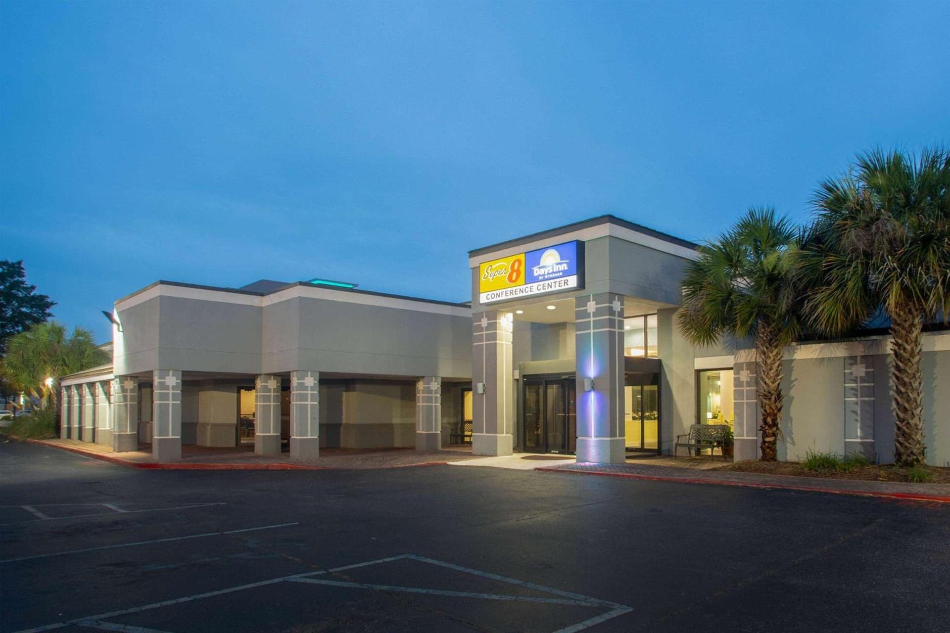 Days Inn by Wyndham Mobile I-65 interior in Mobile, AL — gallery photo 2