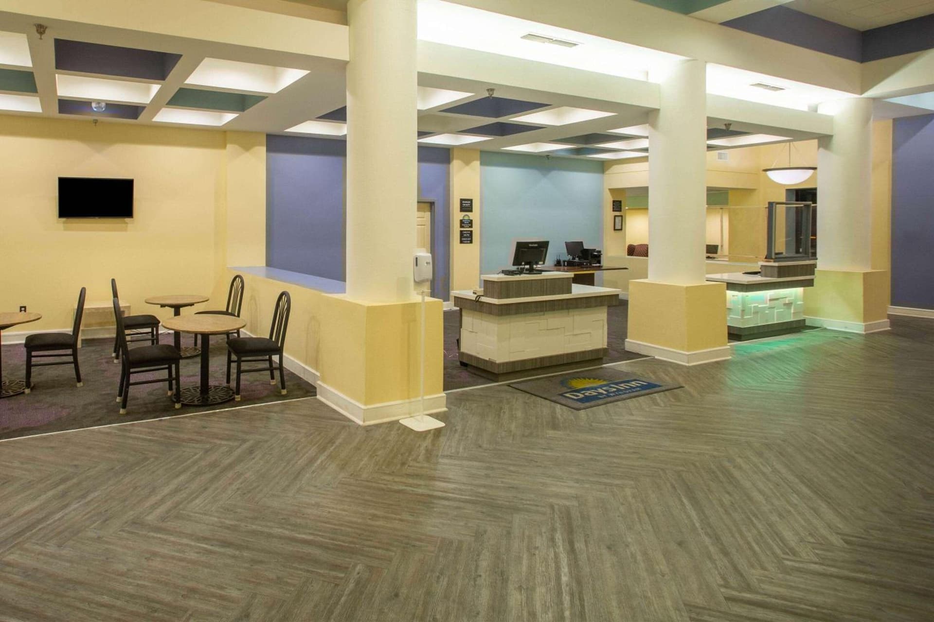 Days Inn by Wyndham Mobile I-65 property views in Mobile, AL — gallery photo 3