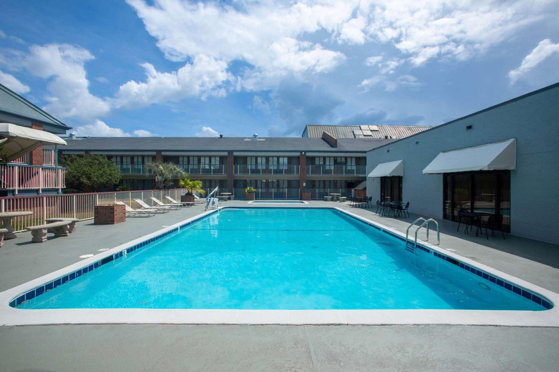 Days Inn by Wyndham Mobile I-65 gallery photo in Mobile, AL — image 21