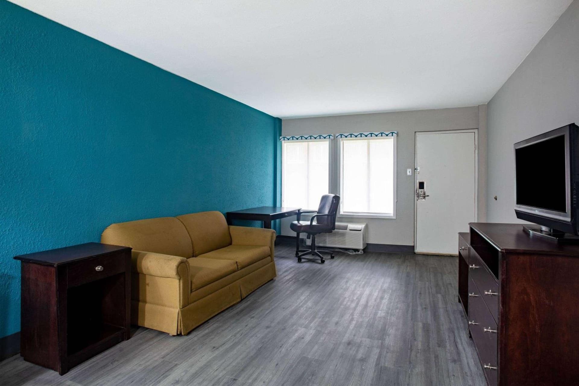 Days Inn by Wyndham Mobile I-65 property views in Mobile, AL — gallery photo 3