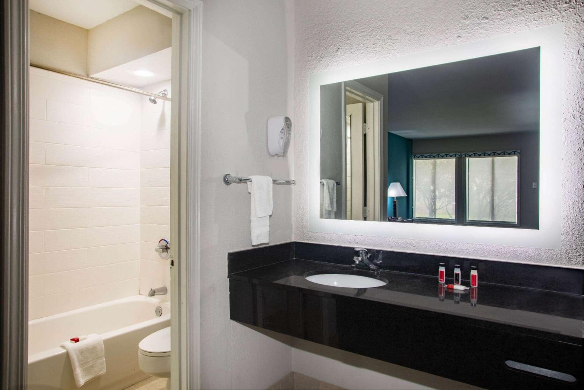 Days Inn by Wyndham Mobile I-65 interior in Mobile, AL — gallery photo 2