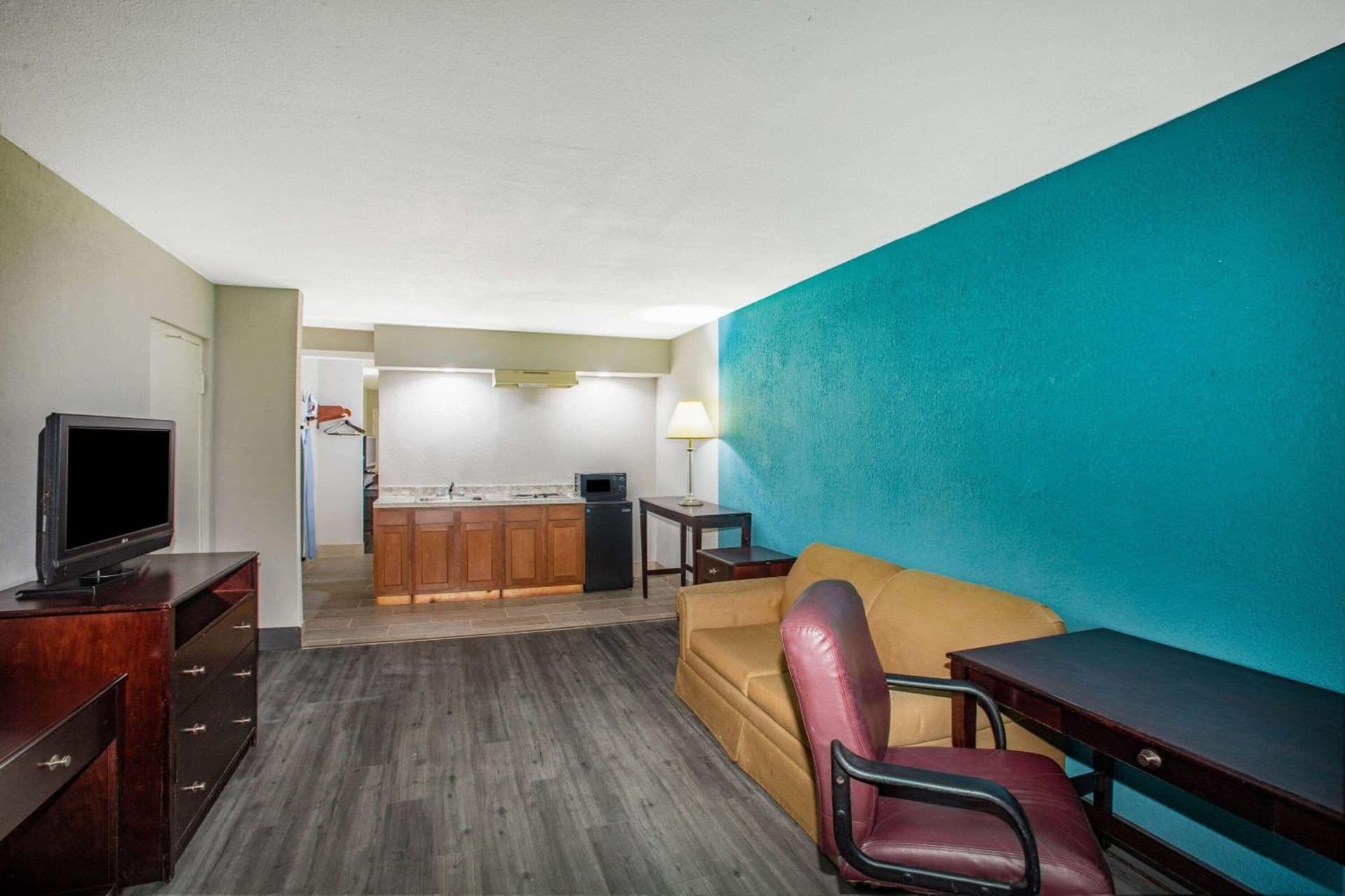 Days Inn by Wyndham Mobile I-65 gallery photo in Mobile, AL — image 36