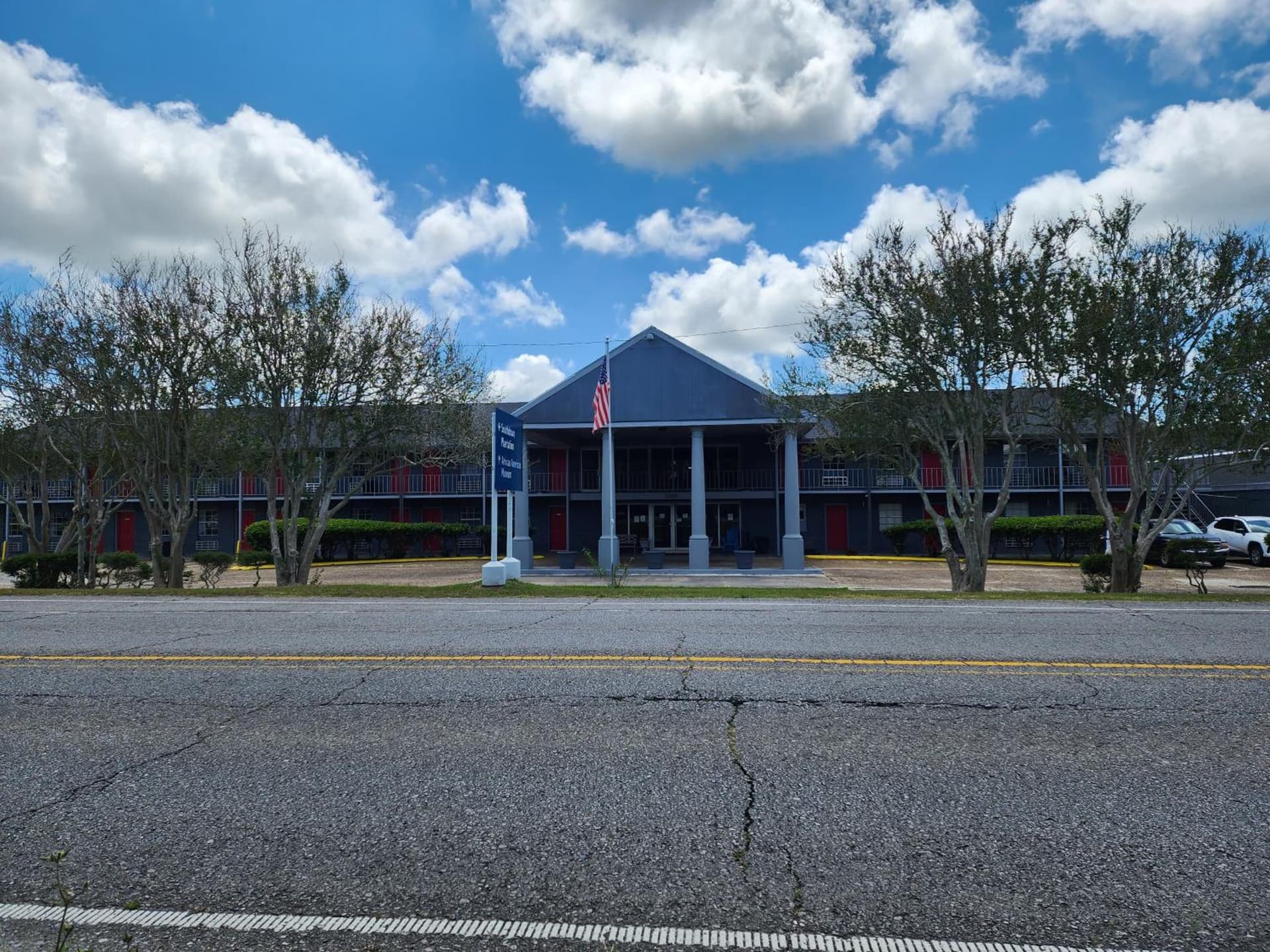 Red Carpet Inn - Houma interior in Houma, LA — gallery photo 2