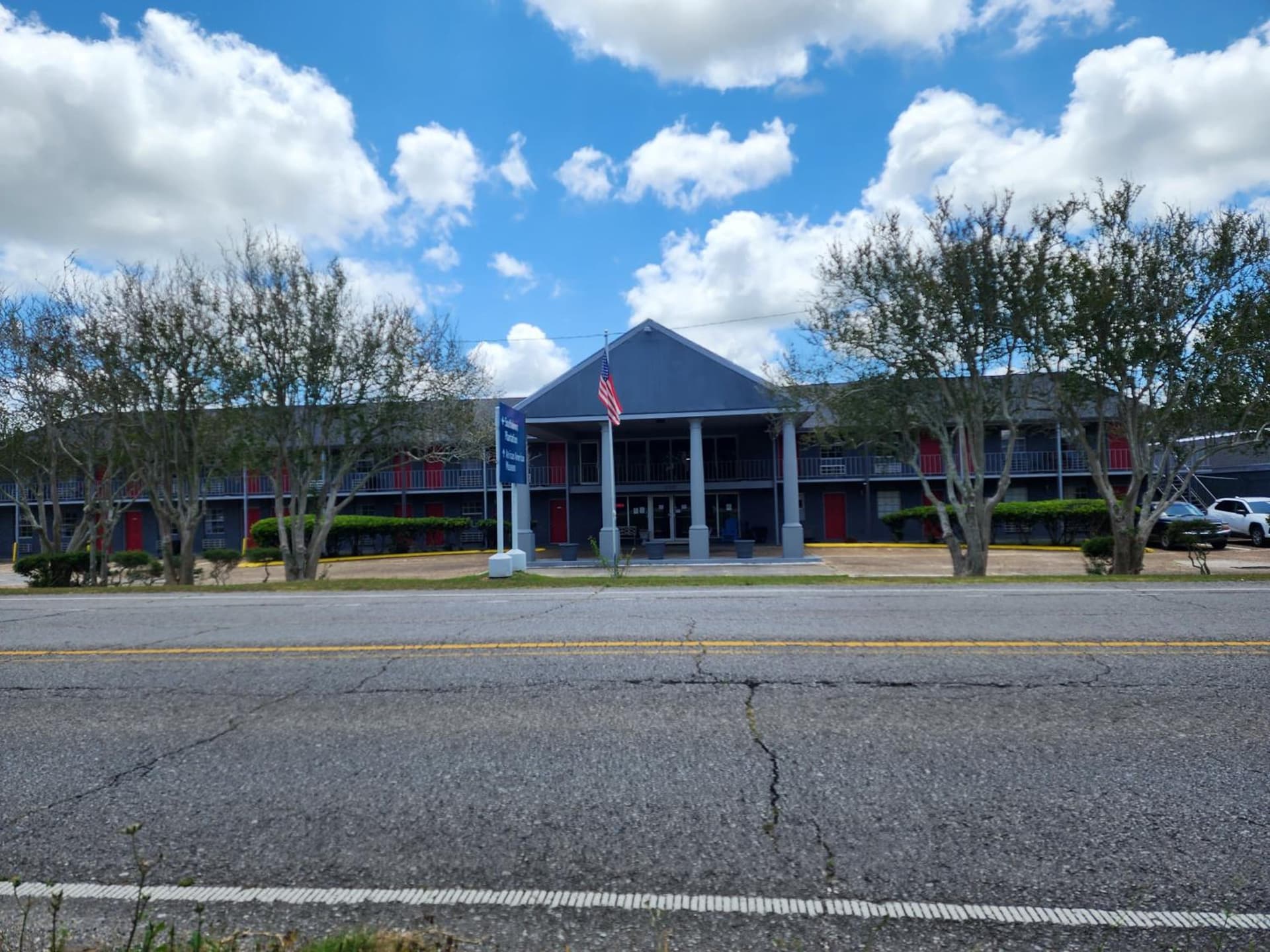 Red Carpet Inn - Houma interior in Houma, LA — gallery photo 2