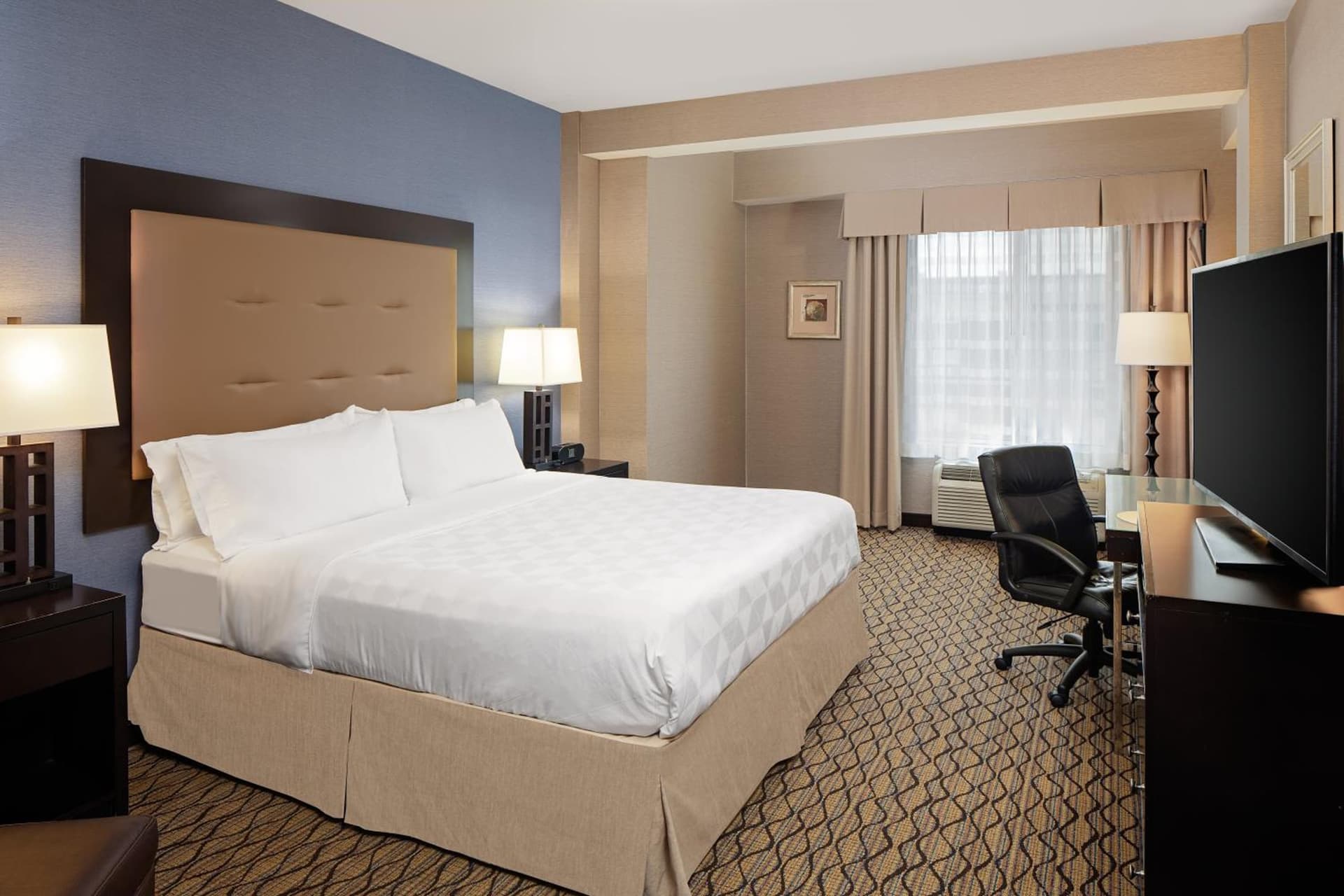 Holiday Inn Detroit Metro Airport by IHG interior in Romulus, MI — gallery photo 2