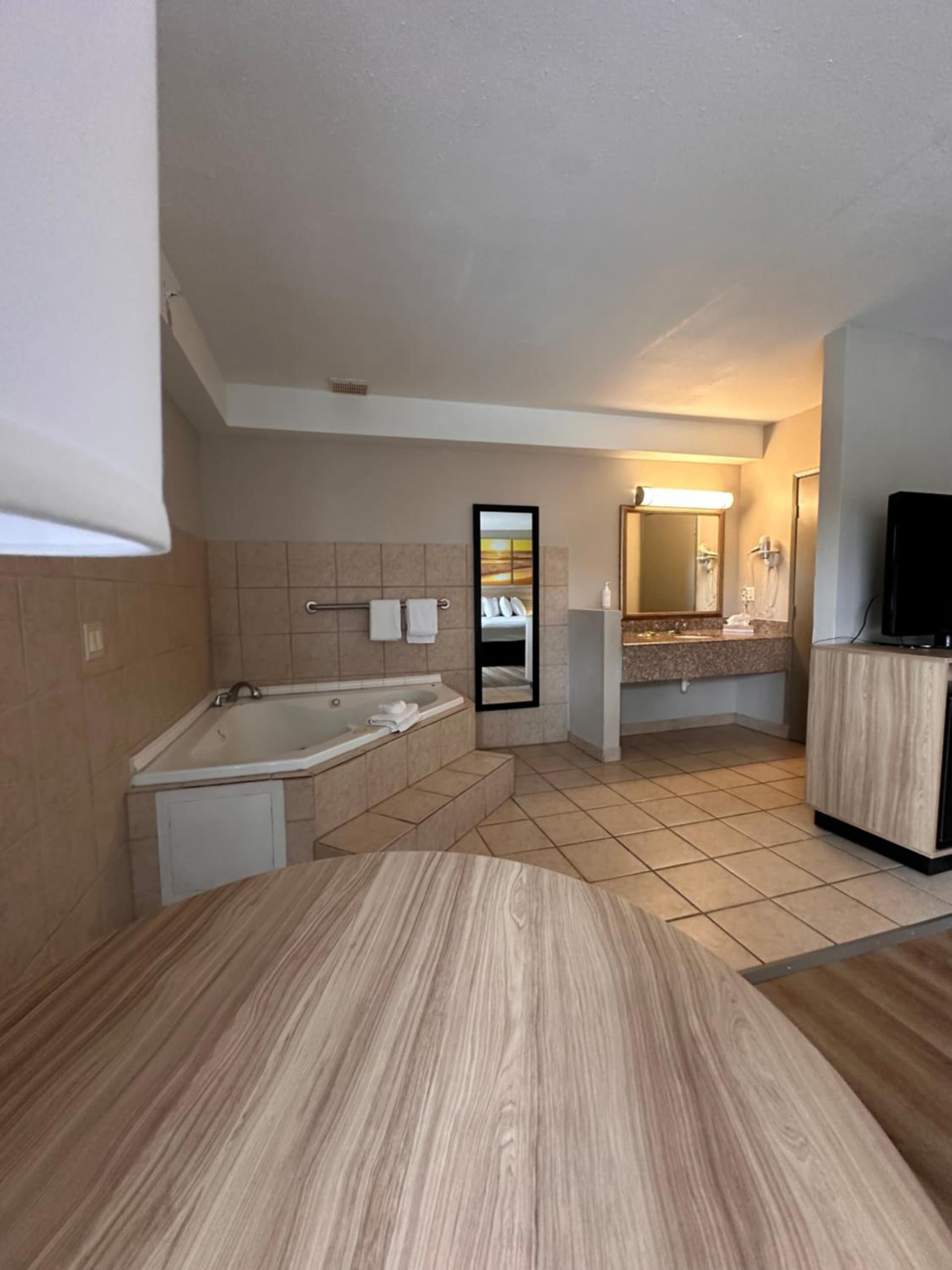 Days Inn & Suites by Wyndham Artesia interior in Artesia, CA — gallery photo 2