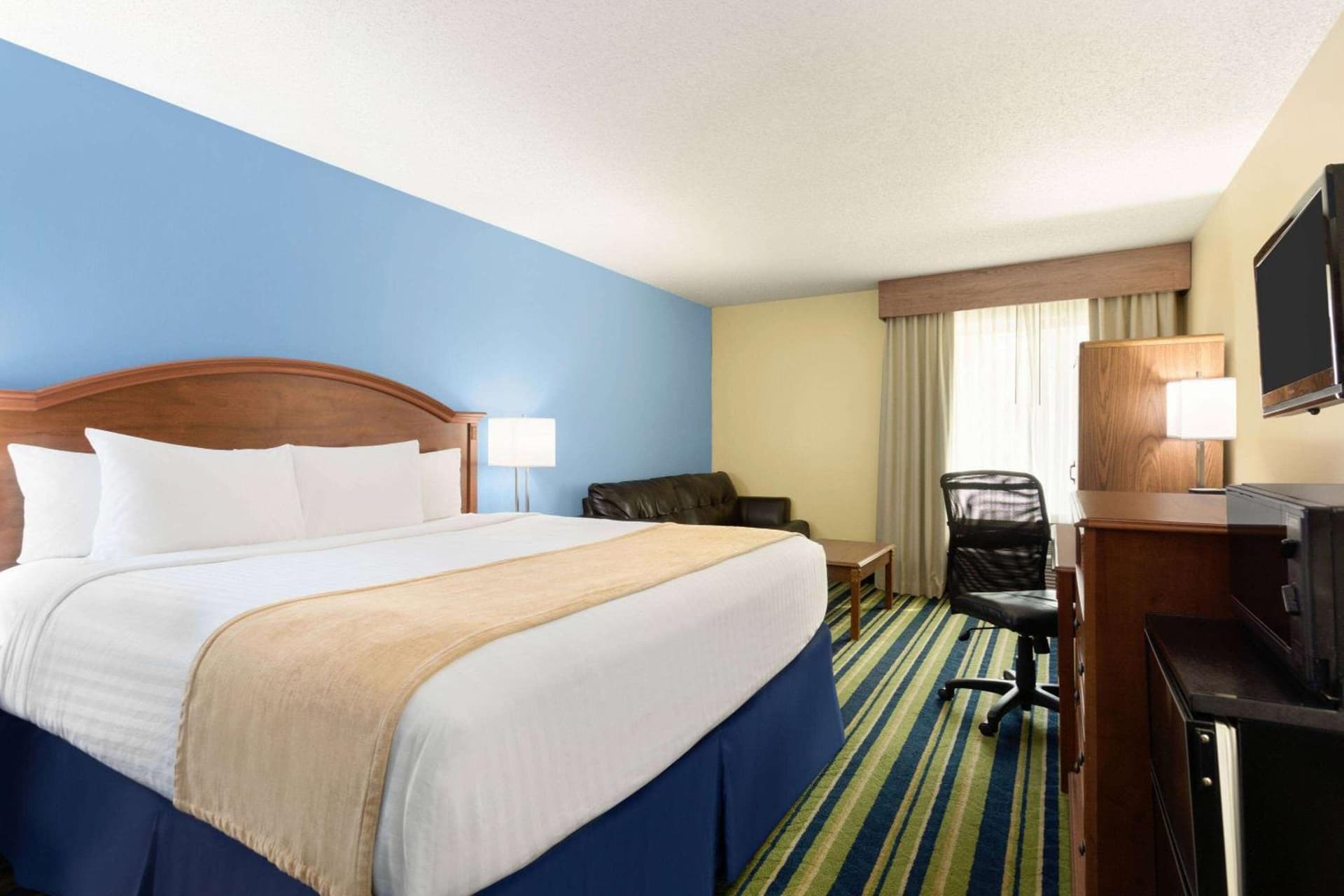 Days Inn by Wyndham Fargo - West Acres interior in Fargo, ND — gallery photo 2