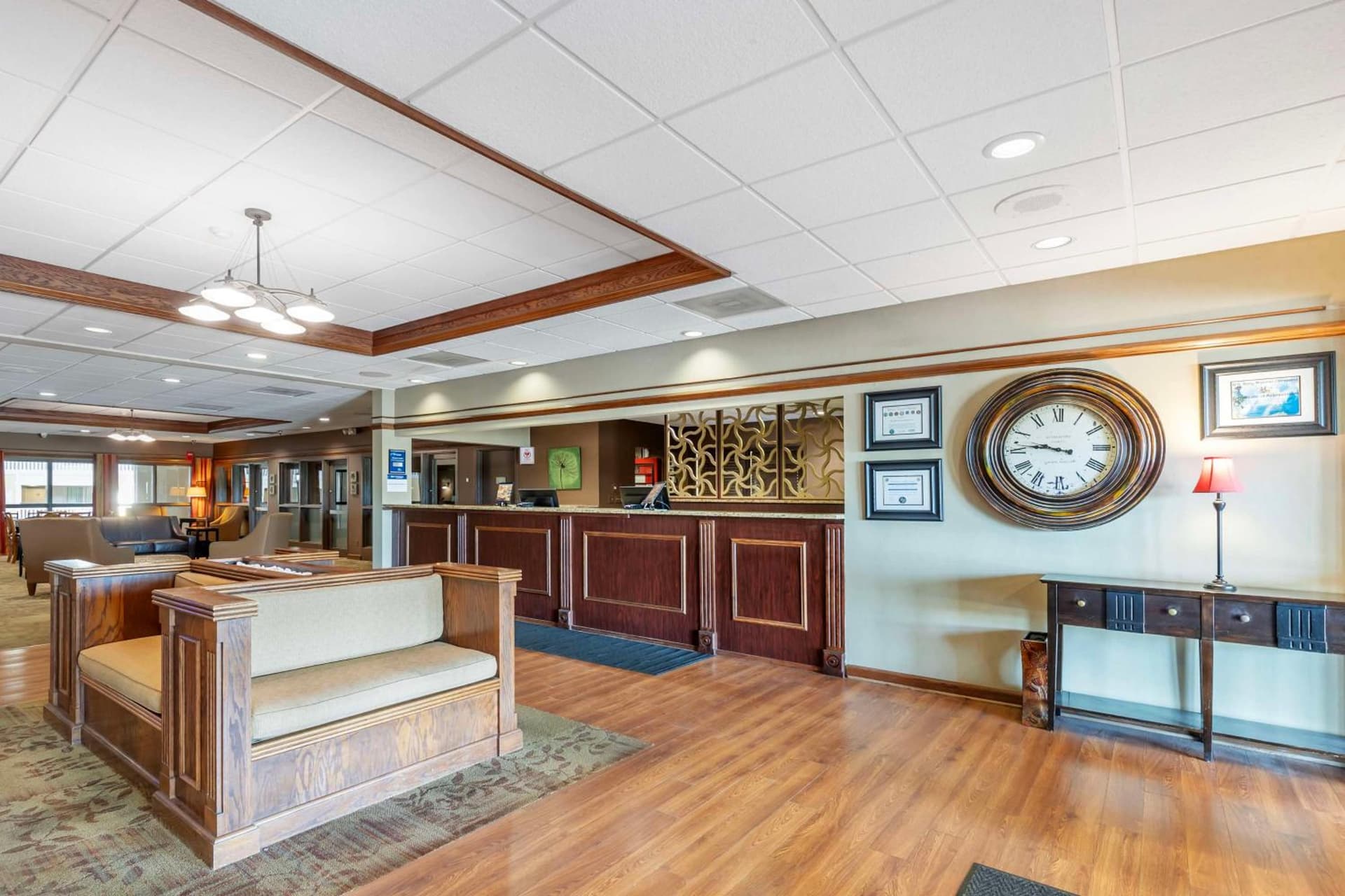 Best Western Plus Steeplegate Inn interior in Davenport, IA — gallery photo 2