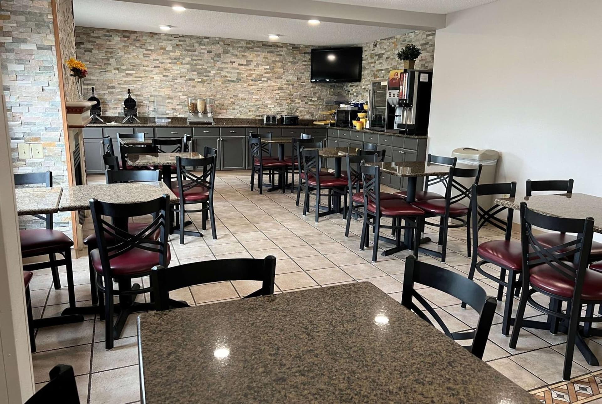 Days Inn & Suites by Wyndham Des Moines Airport gallery photo in Des Moines, IA — image 8