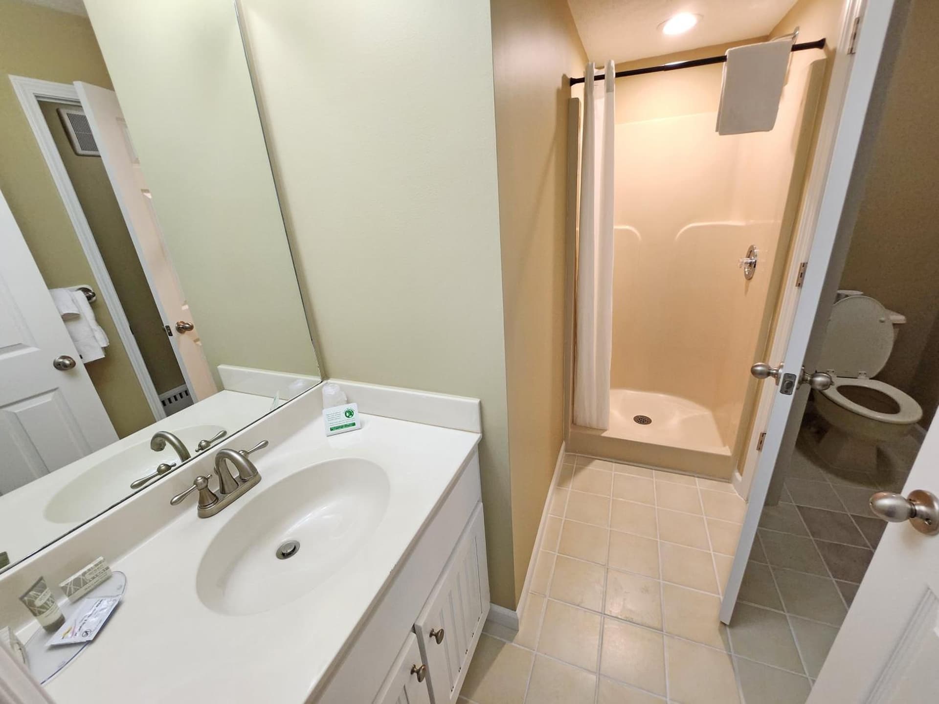 Pointes North Beachfront Hotel - 2 Person Spa Tub Studios interior in Traverse City, MI — gallery photo 2