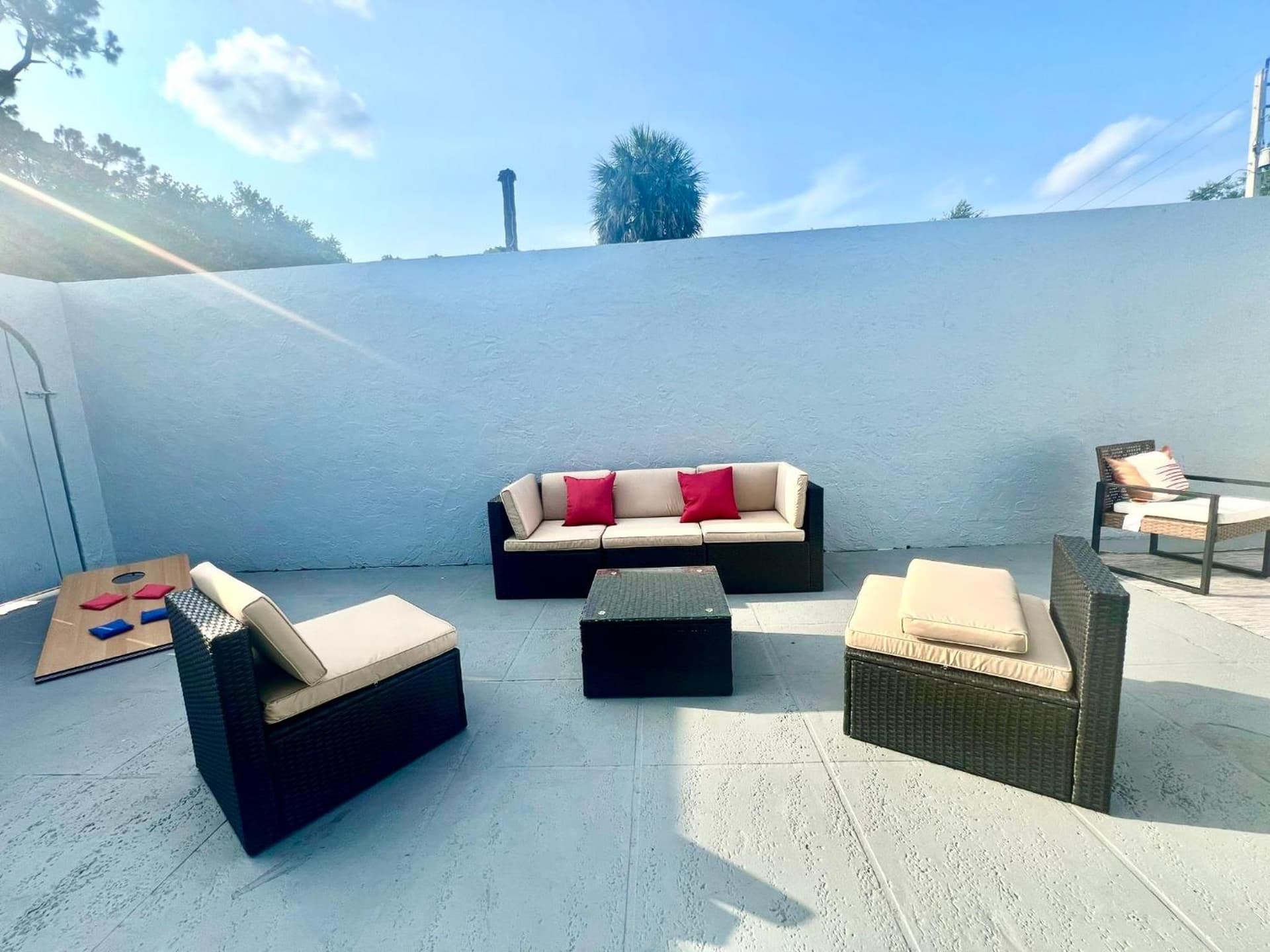 Spacious Convenient 2/2, Perfect for Groups in WPB featured exterior or lobby in West Palm Beach, FL — similar hotel