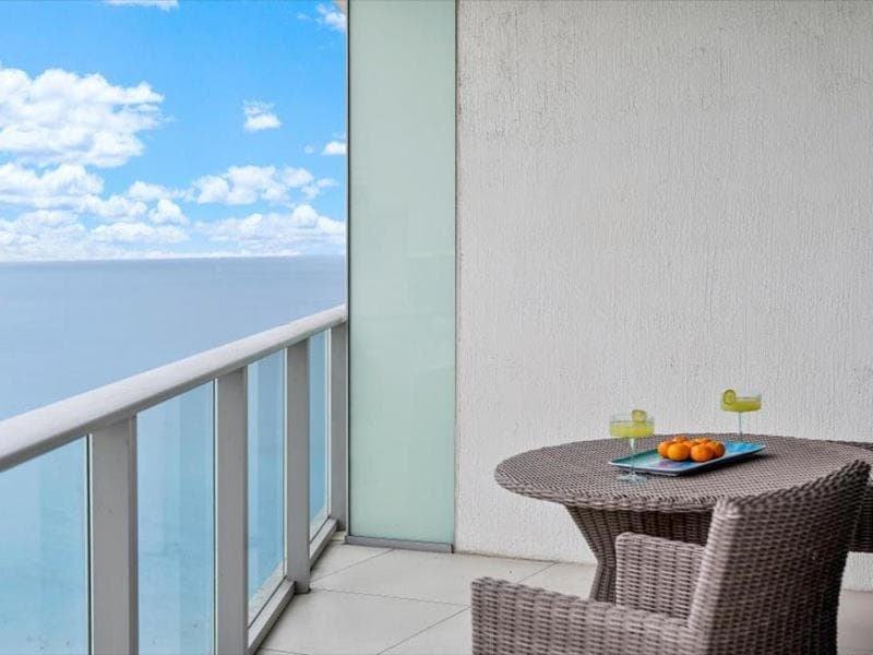 Beachside Contemporary Residence in Lyfe property views in Hollywood, FL — gallery photo 3