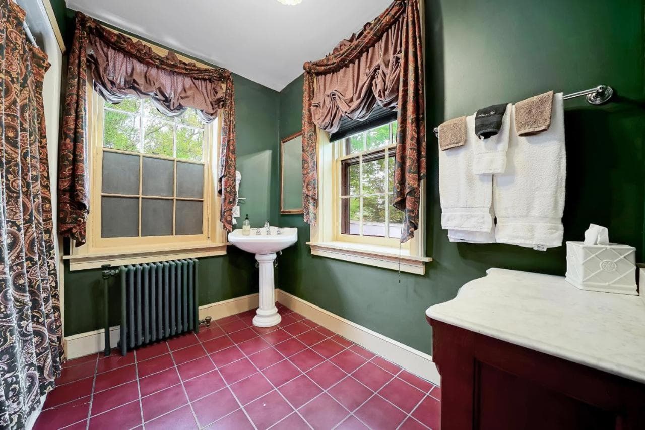 Cromwell Manor Inn gallery photo in Cornwall-on-Hudson, NY — image 19