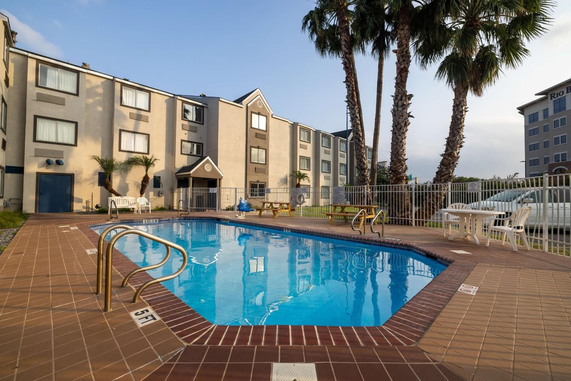 Motel 6-McAllen, TX - East gallery photo in McAllen, TX — image 6