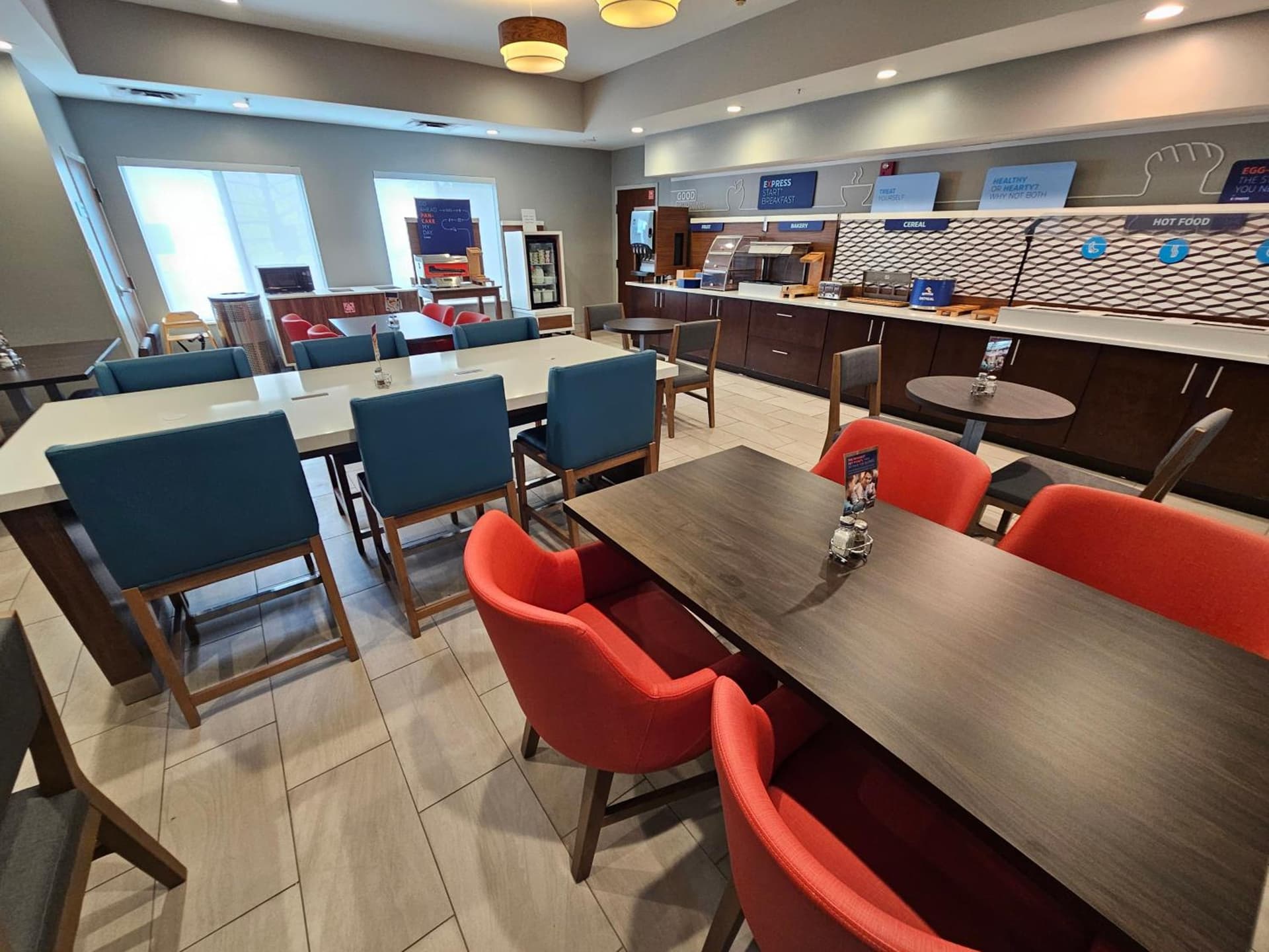 Holiday Inn Express Hotel & Suites Cincinnati-Blue Ash by IHG property views in Blue Ash, OH — gallery photo 3