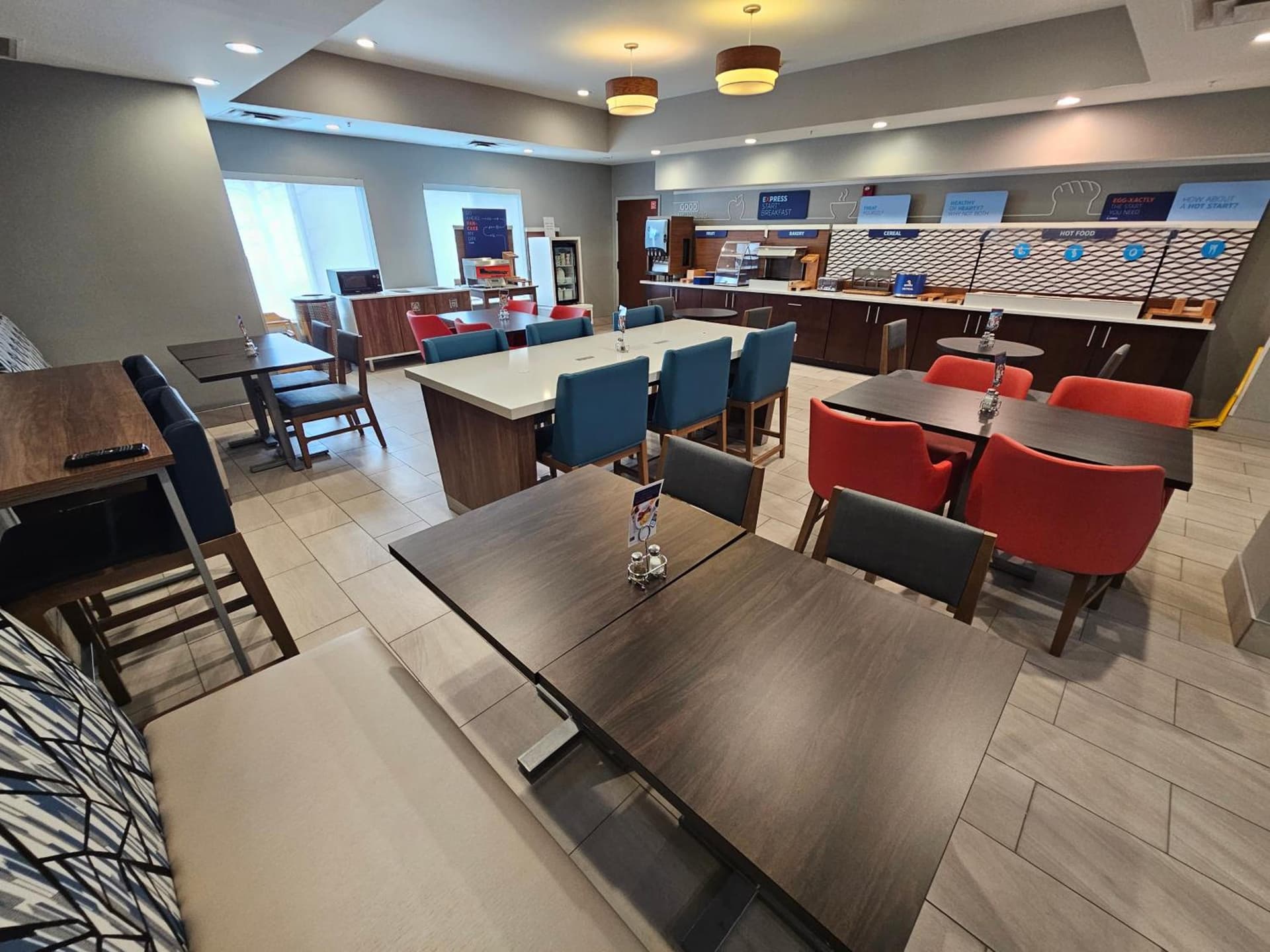 Holiday Inn Express Hotel & Suites Cincinnati-Blue Ash by IHG interior in Blue Ash, OH — gallery photo 2