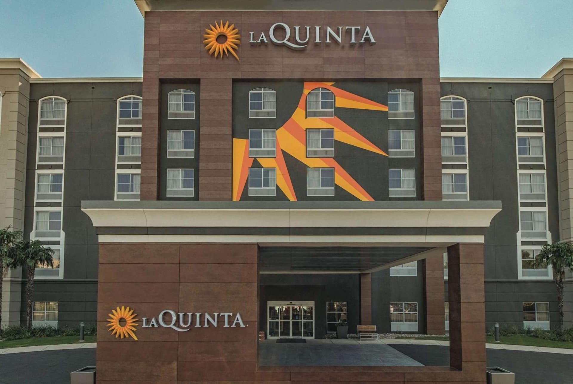 La Quinta Inn & Suites by Wyndham San Antonio Downtown property views in San Antonio, TX — gallery photo 3