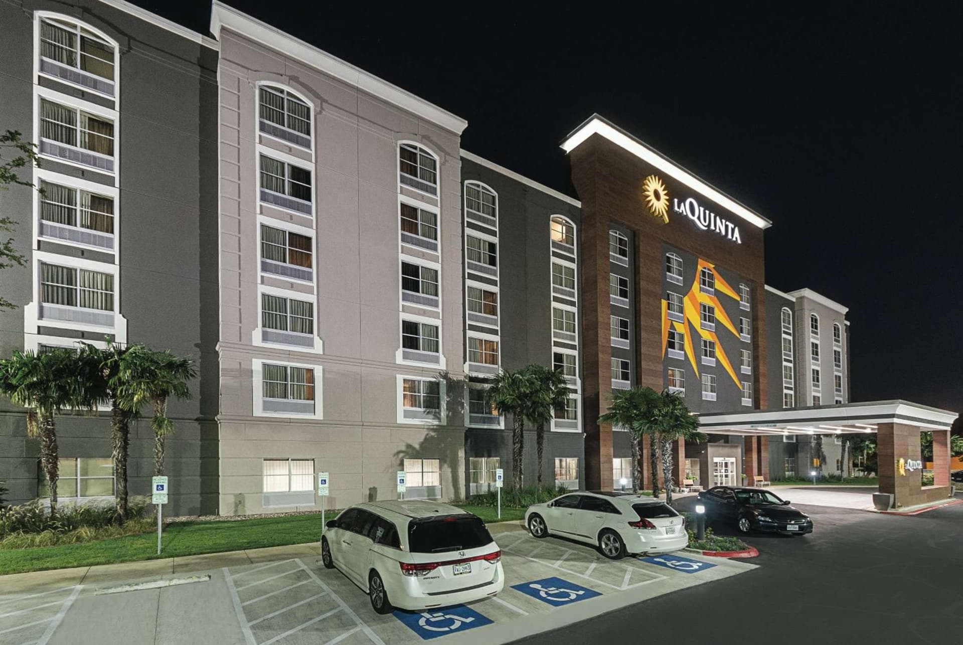 La Quinta Inn & Suites by Wyndham San Antonio Downtown gallery photo in San Antonio, TX — image 44