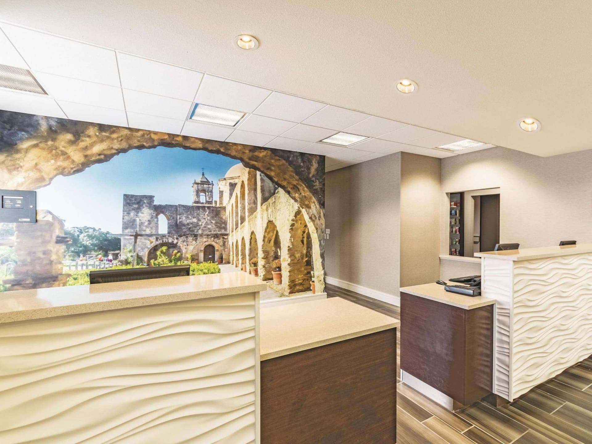 La Quinta Inn & Suites by Wyndham San Antonio Downtown gallery photo in San Antonio, TX — image 25