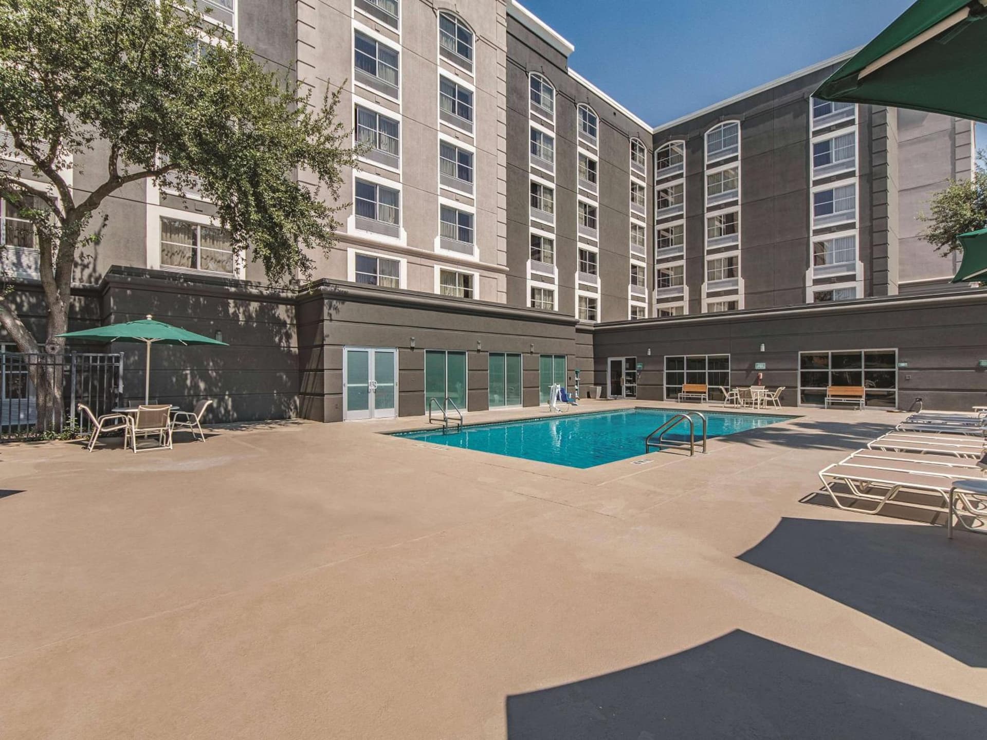 La Quinta Inn & Suites by Wyndham San Antonio Downtown gallery photo in San Antonio, TX — image 11