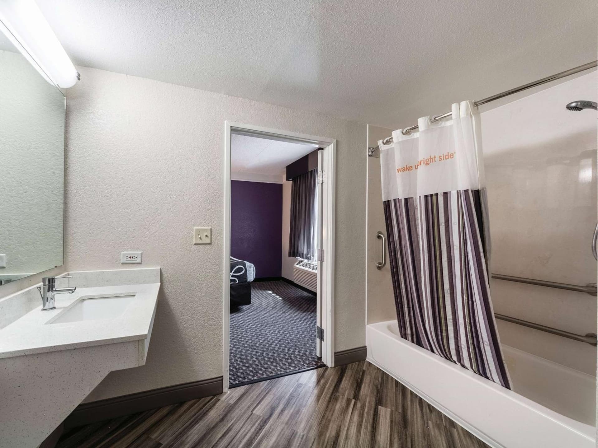 La Quinta Inn & Suites by Wyndham San Antonio Downtown gallery photo in San Antonio, TX — image 7