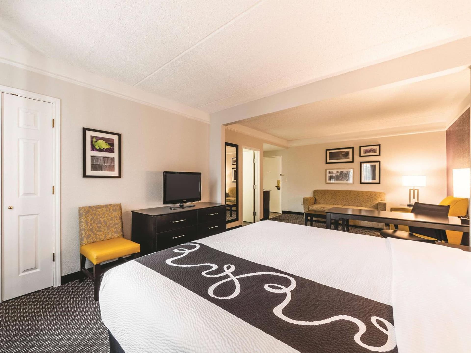 La Quinta Inn & Suites by Wyndham San Antonio Downtown gallery photo in San Antonio, TX — image 24