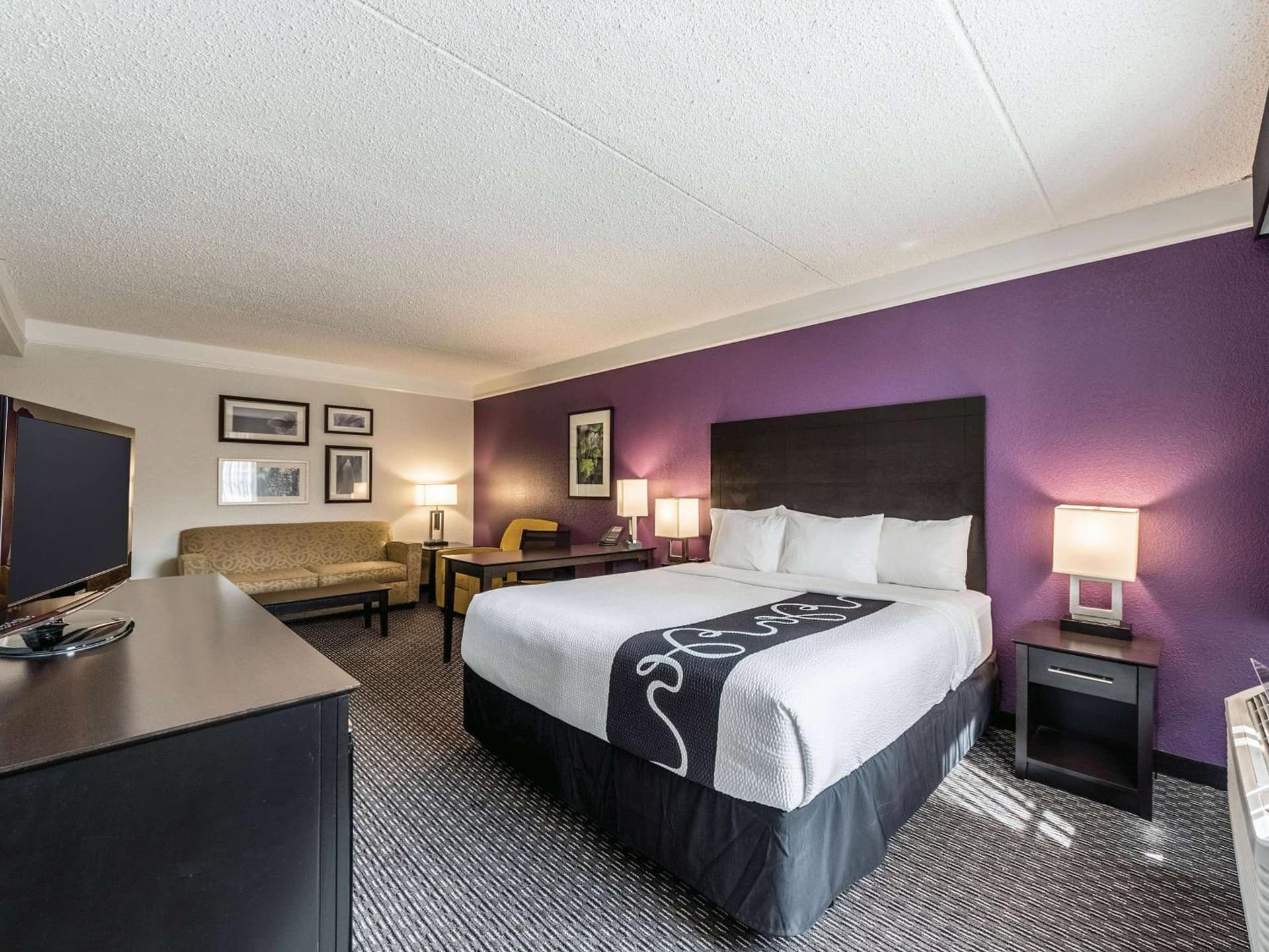 La Quinta Inn & Suites by Wyndham San Antonio Downtown interior in San Antonio, TX — gallery photo 2