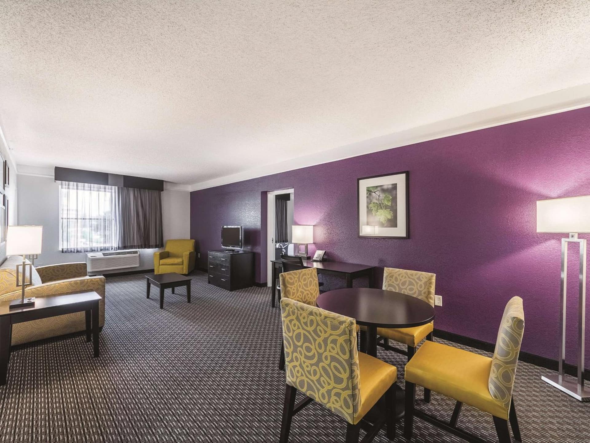 La Quinta Inn & Suites by Wyndham San Antonio Downtown gallery photo in San Antonio, TX — image 38